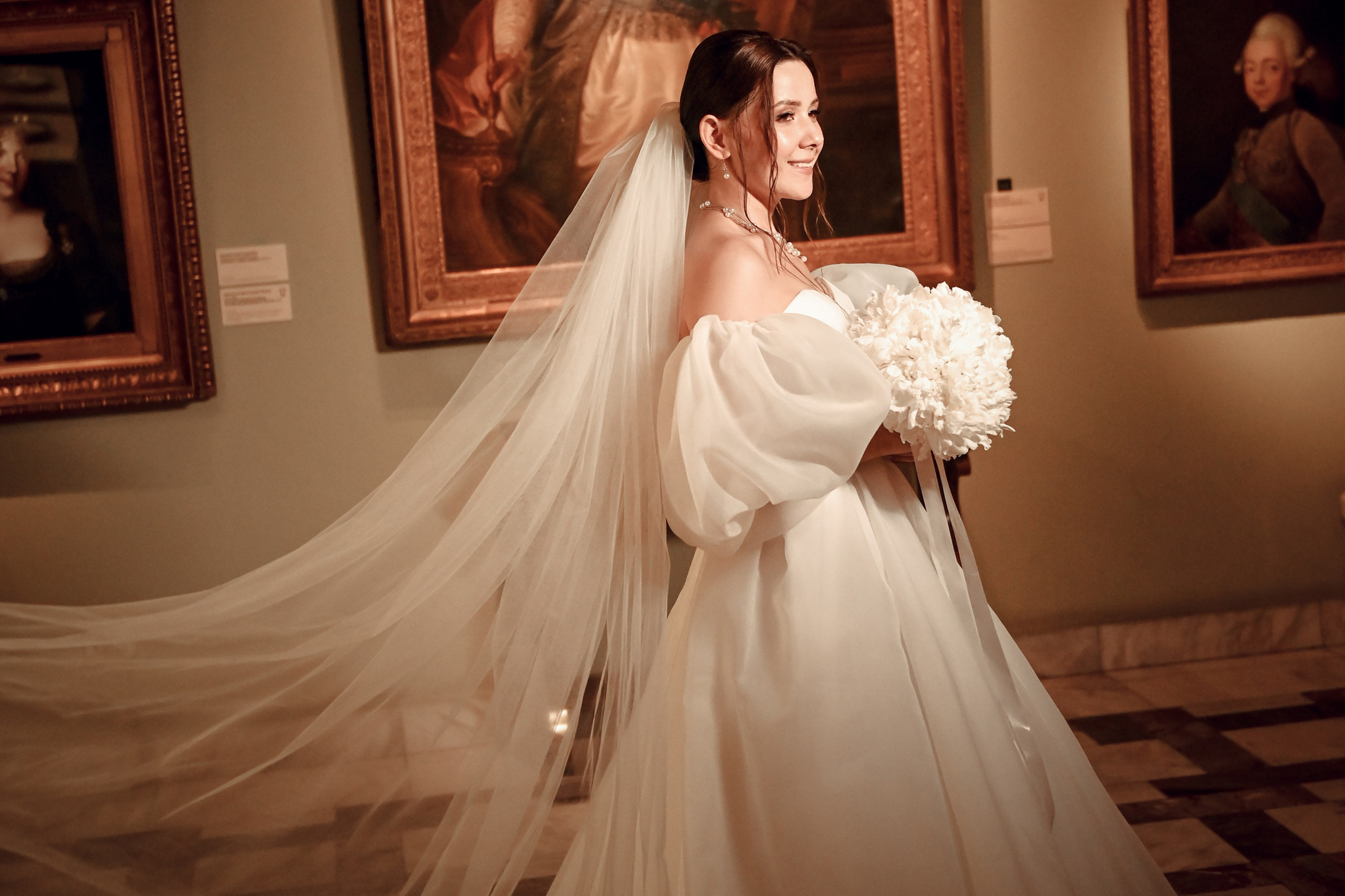 Небольшая свадебная серия в музее и прогулкой под дождем Эльмиры и Ризата. Свадебный, семейный, детский, контент фотограф в Омске Максим Ильин