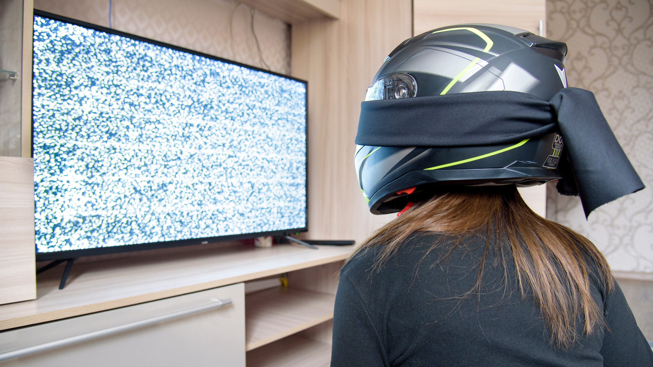 Фотопроект самоизоляция, одиночество, девушка в шлеме. арт-фотография, философия, повязка, телевизор, тв-помехи