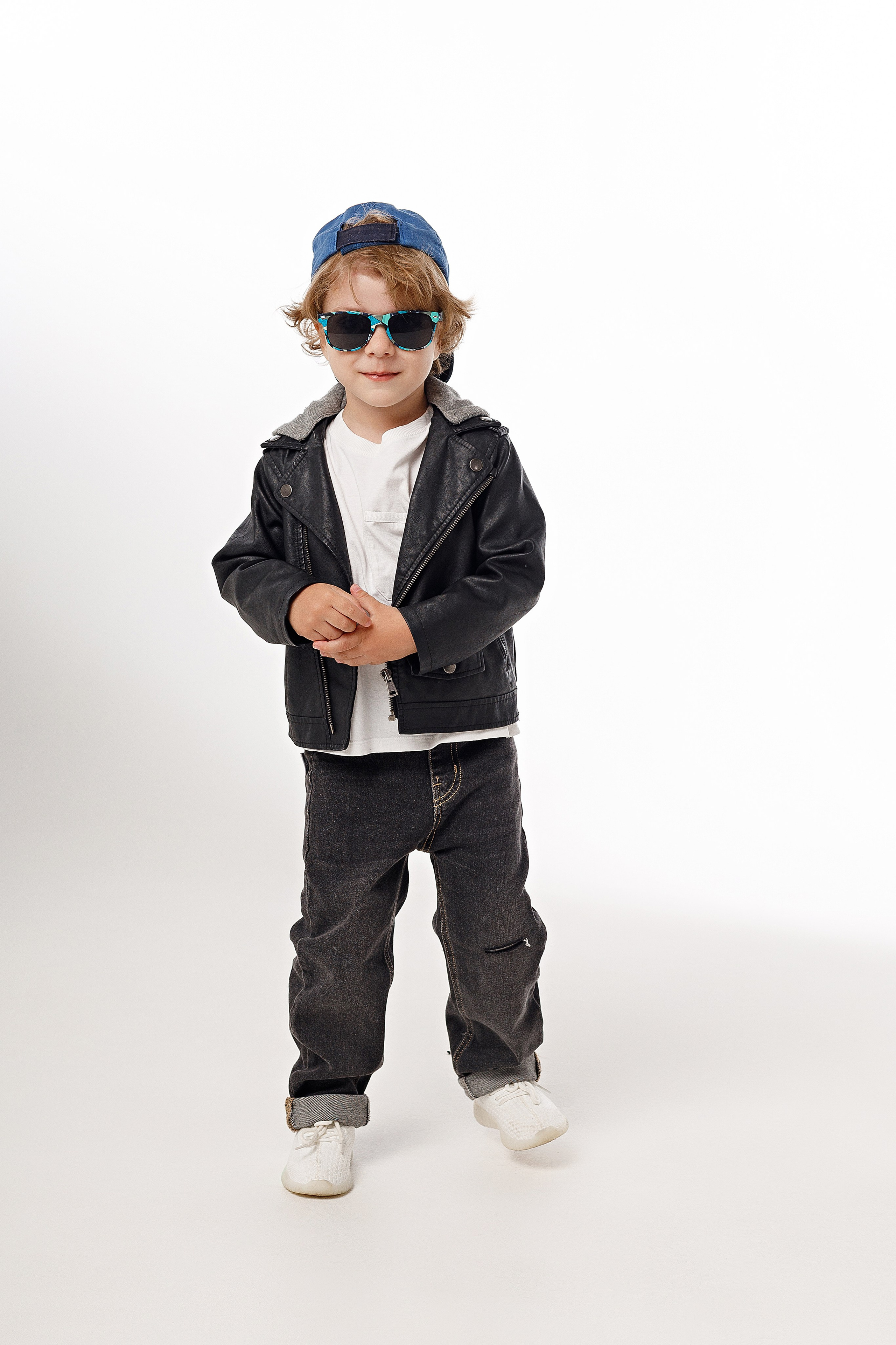 Фотосессия братьев в Сочи от детского фотографа. Детский студийный фотограф Сочи