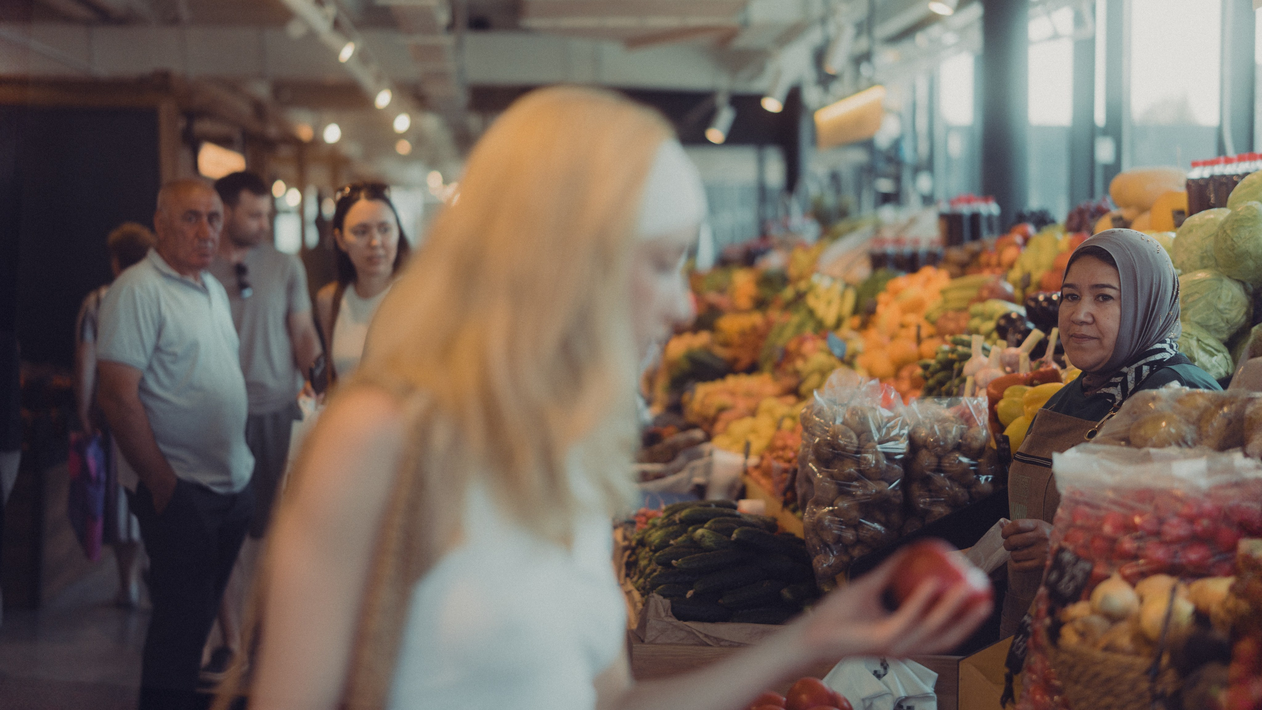 Фотосессия с Аленой около и внутри московского рынка в Казани