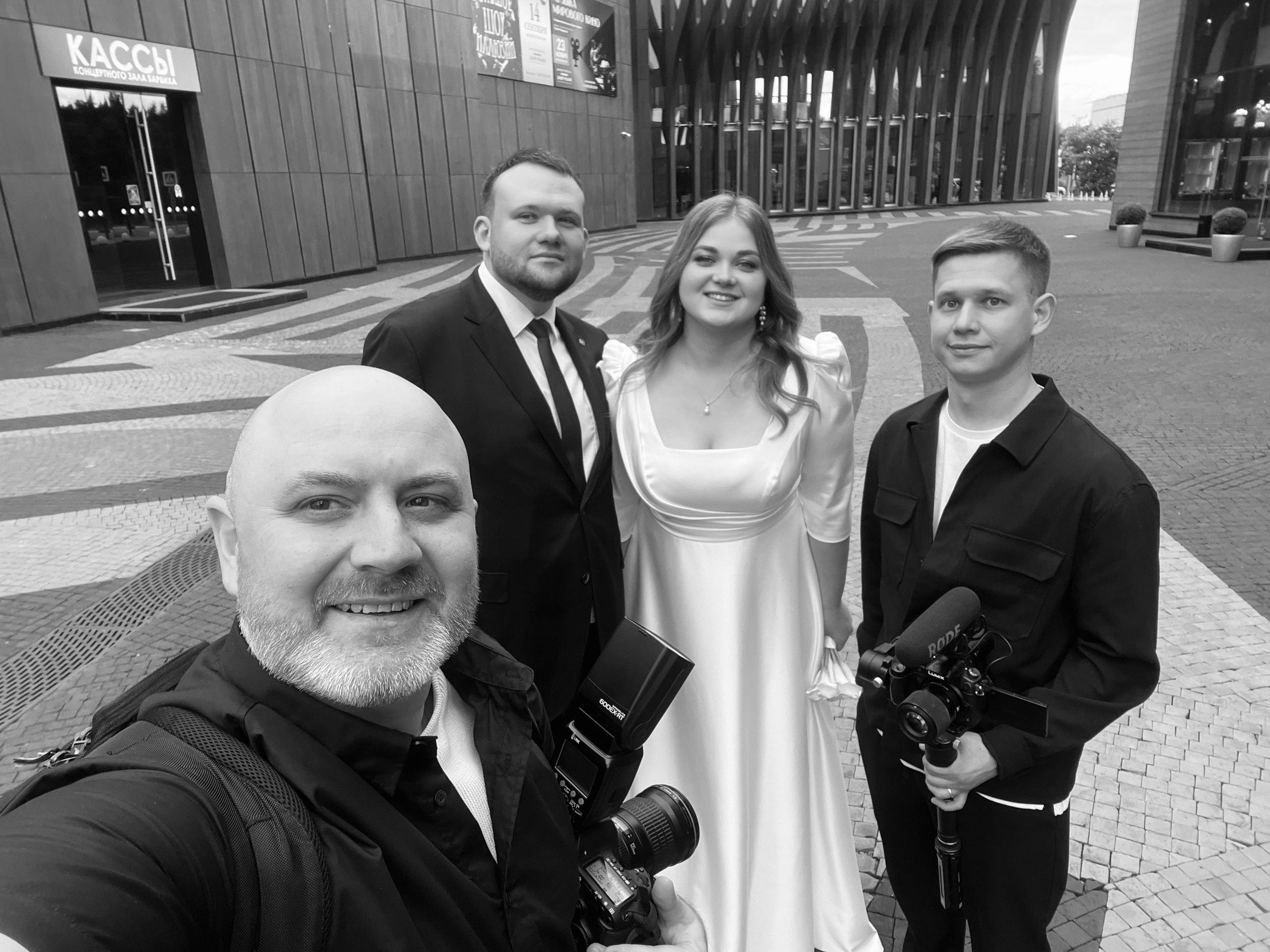 Фотограф в кадре — на протяжении уже 10 лет, по традиции делаю обязательно фото с молодыми!. Свадебный фотограф Александр Абрамов Москва / Зеленоград