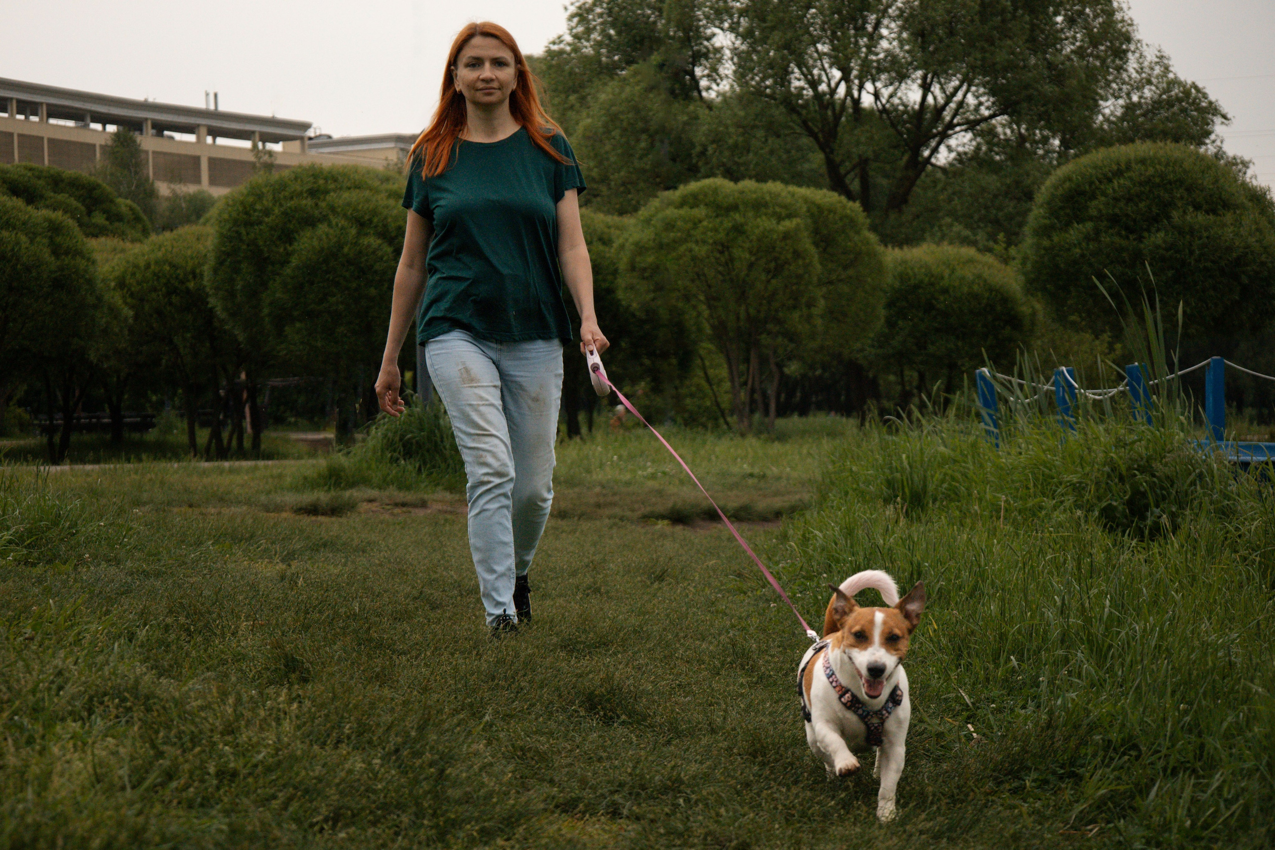 Моя маленькая спутница: Банни и Настя в Южнобутовском парке. Фотограф-анималист в Москве Екатерина Тихонова