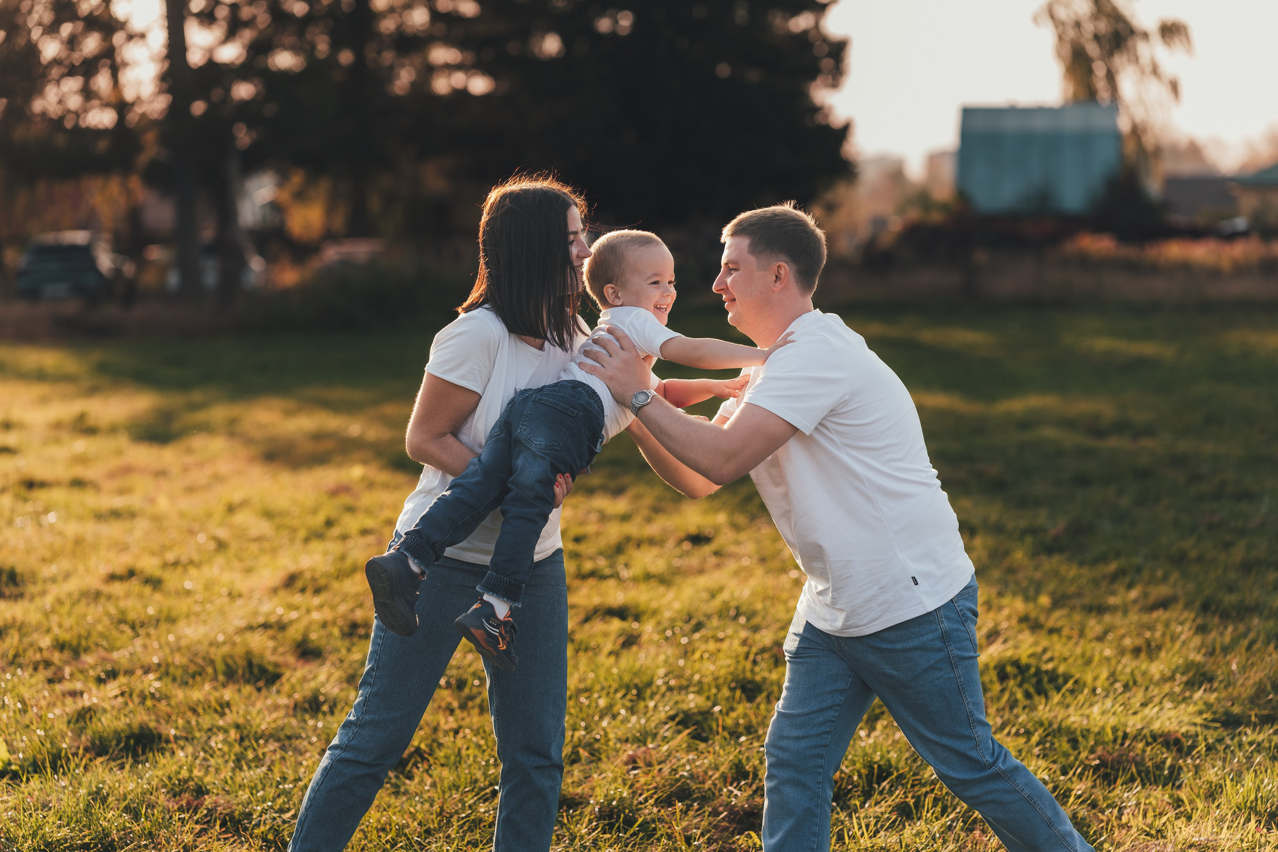 Родители играют с сыном