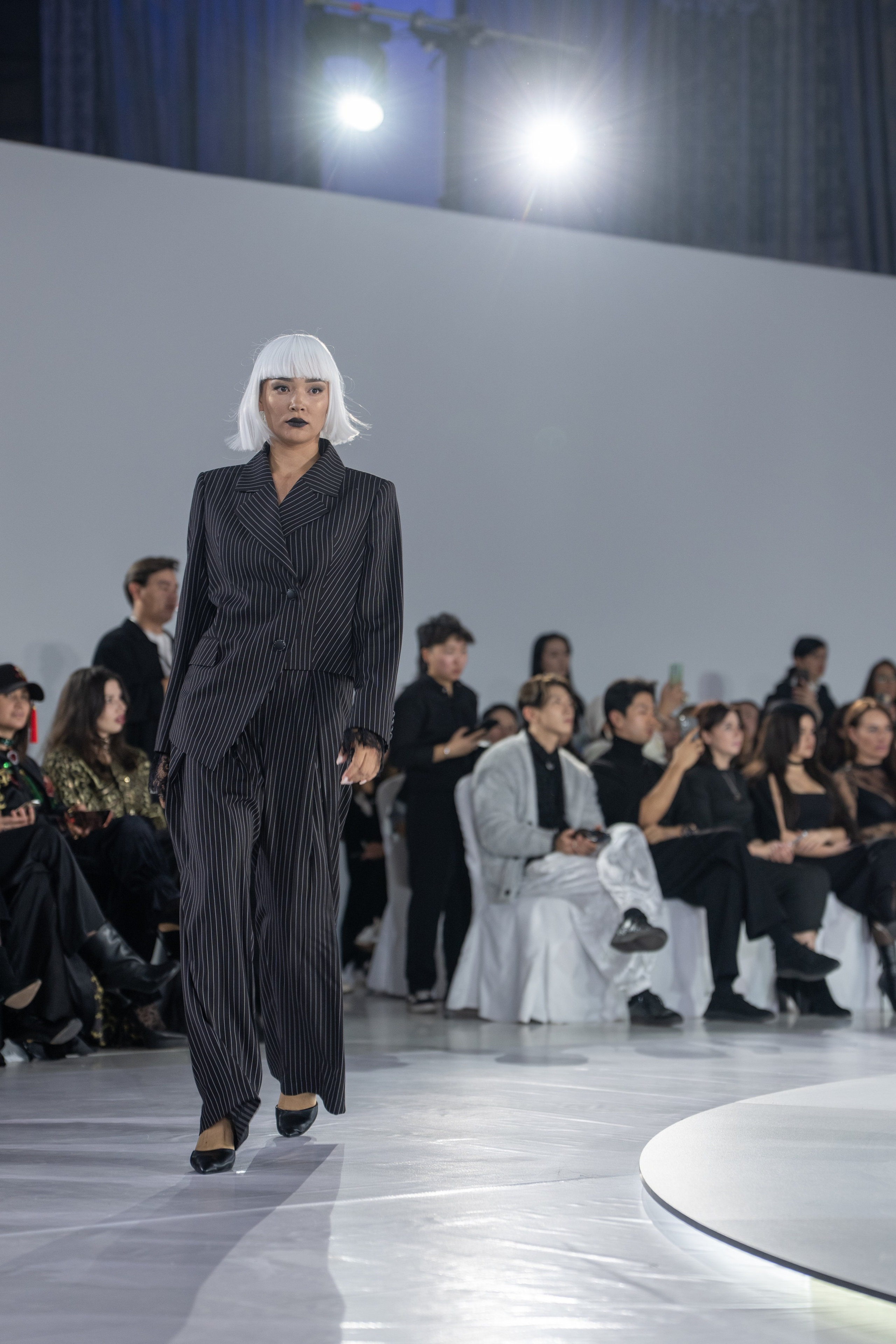 Дизайнер Umed Kuchkaliev. Сайт Алматинского НЮ АРТ, будуар и фэшн фотографа Дениса Карпенко