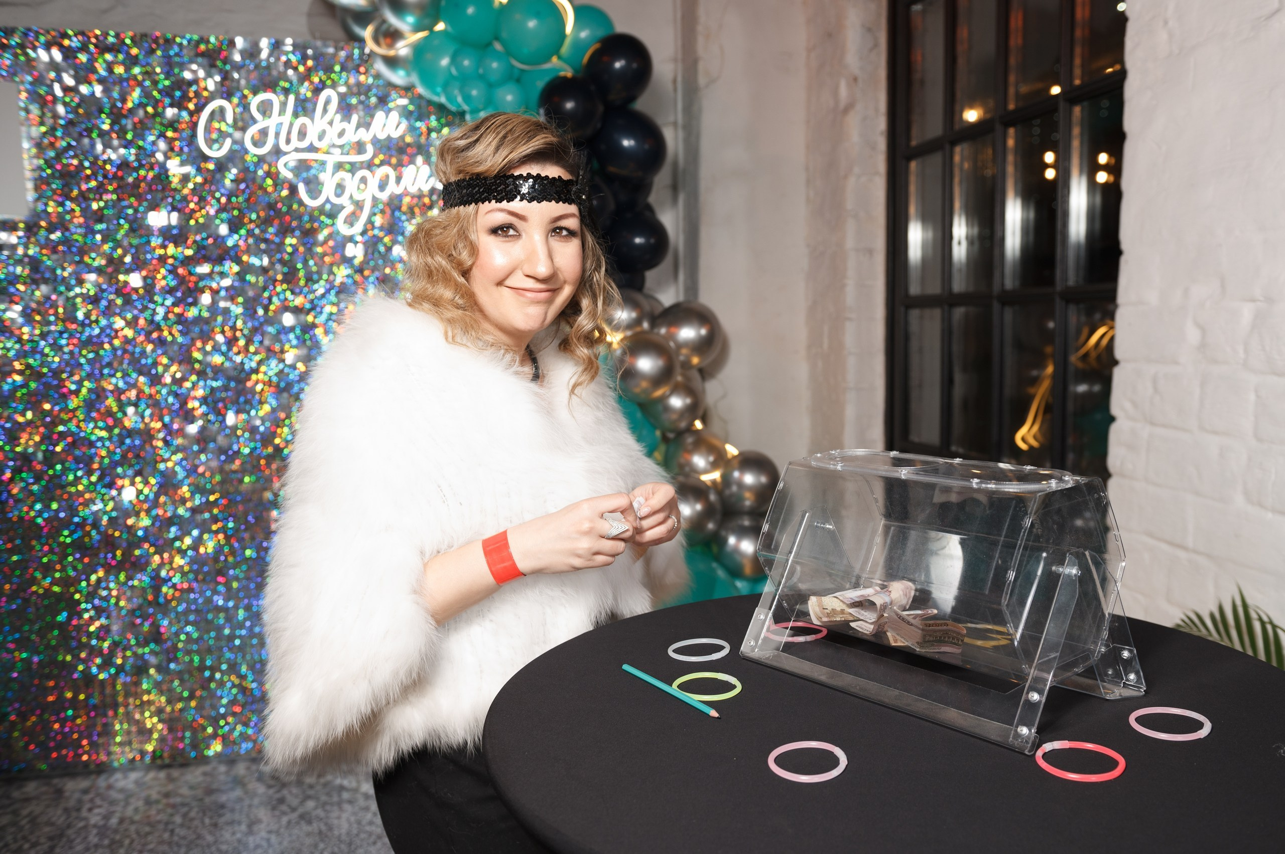 Новогодний корпоратив в стиле Неоновая вечеринка. Праздничное агентство ПИОН