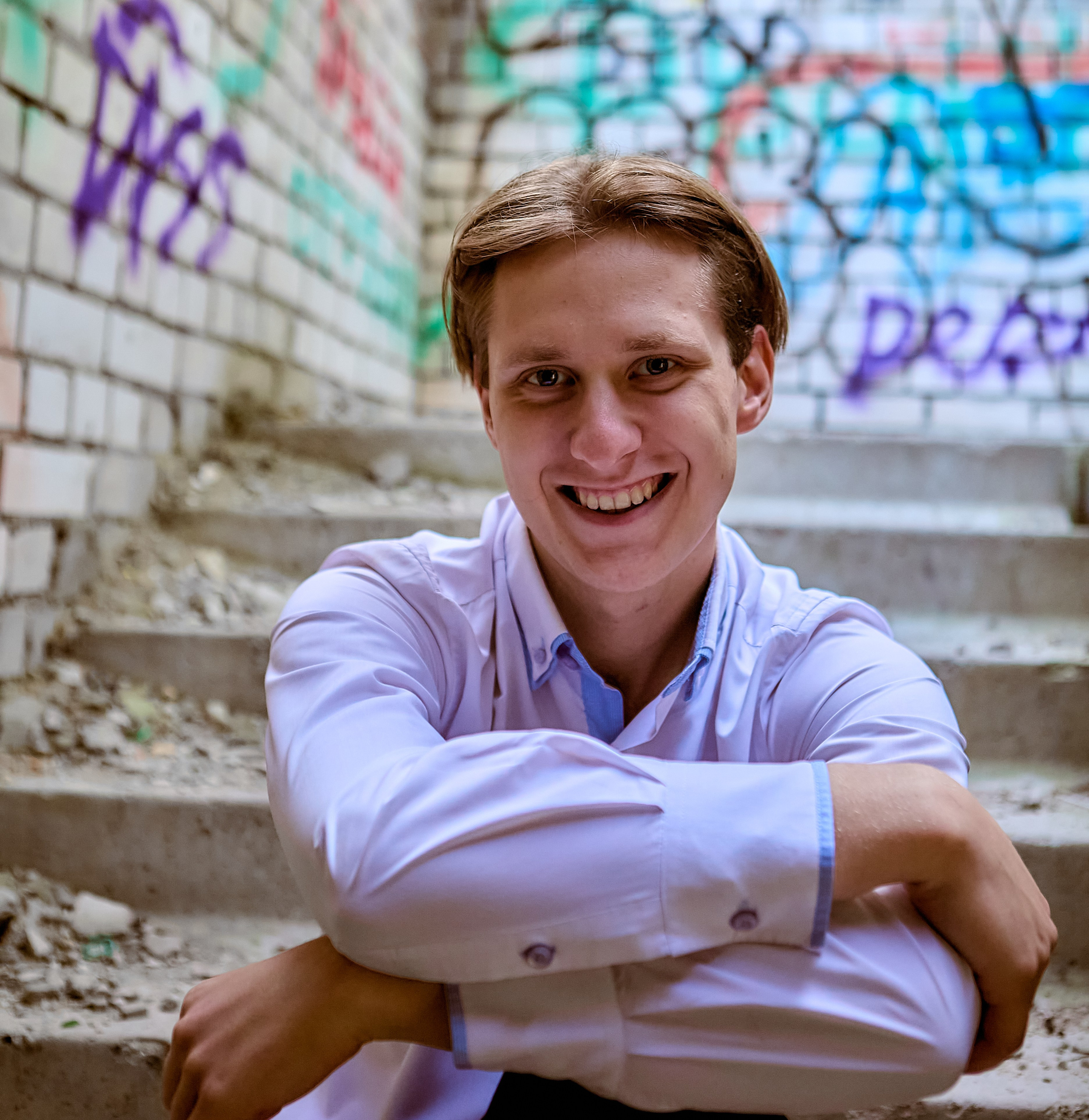 Мужской портрет в заброшенном здании