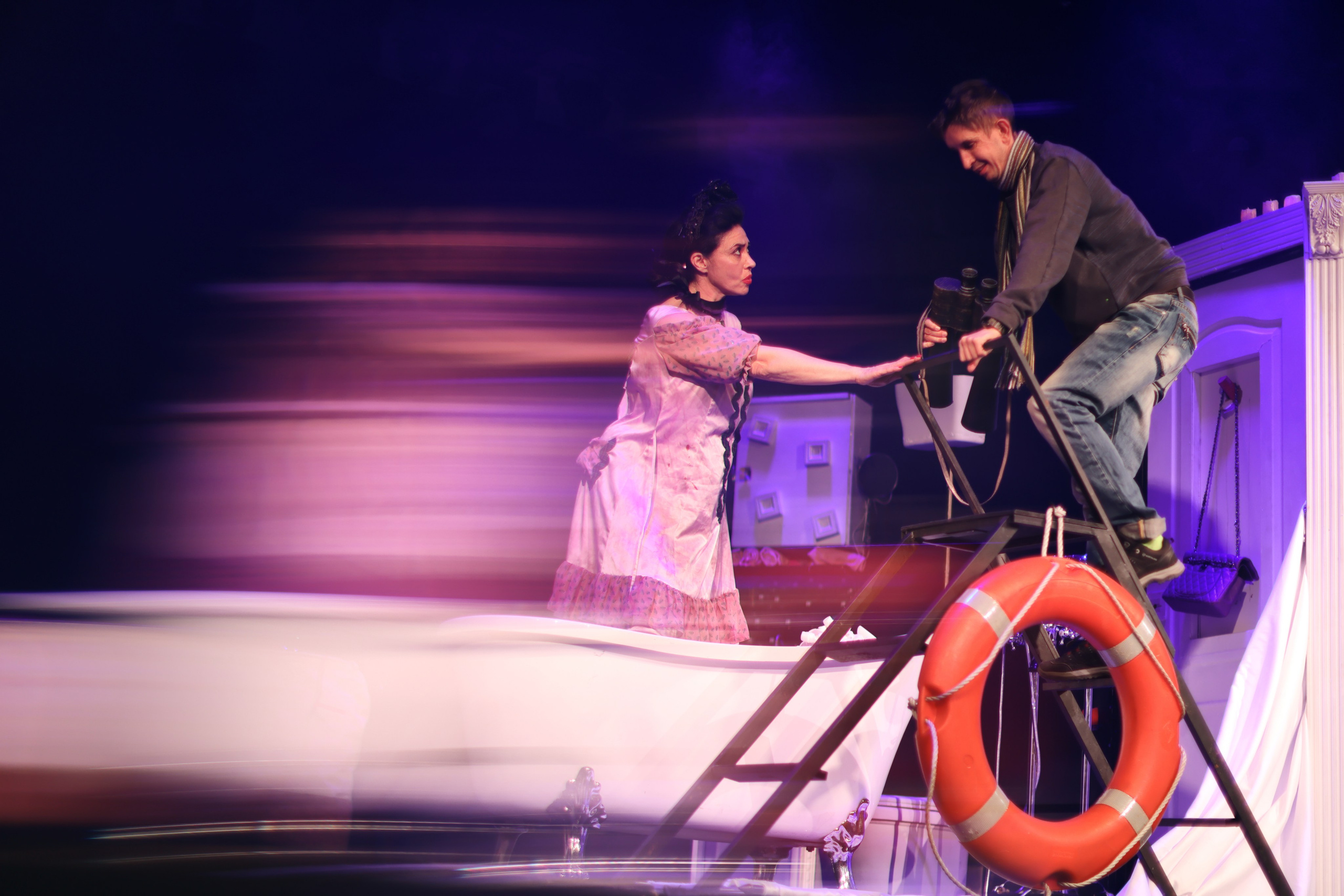 Спектакль «BATHROOM» (закулисье и спектакль), Театр «Сначала-Сначала театр». Наталья Алексеенко. Фотохудожник в Москве. Репортаж, портрет, стрит