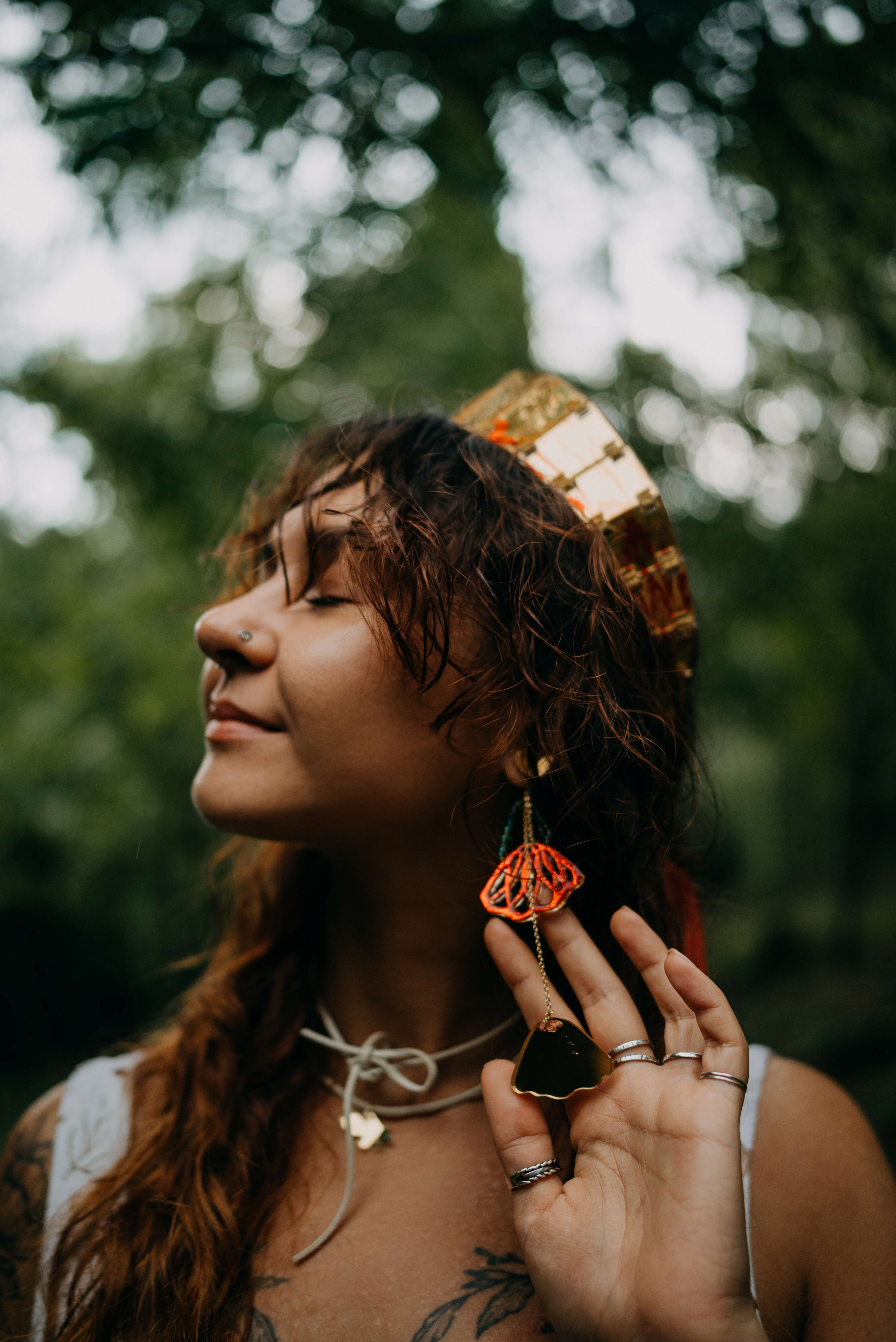 Съемка для бренда славянских украшений в лесу. Портретный и свадебный фотограф в Тбилиси • xeniqo