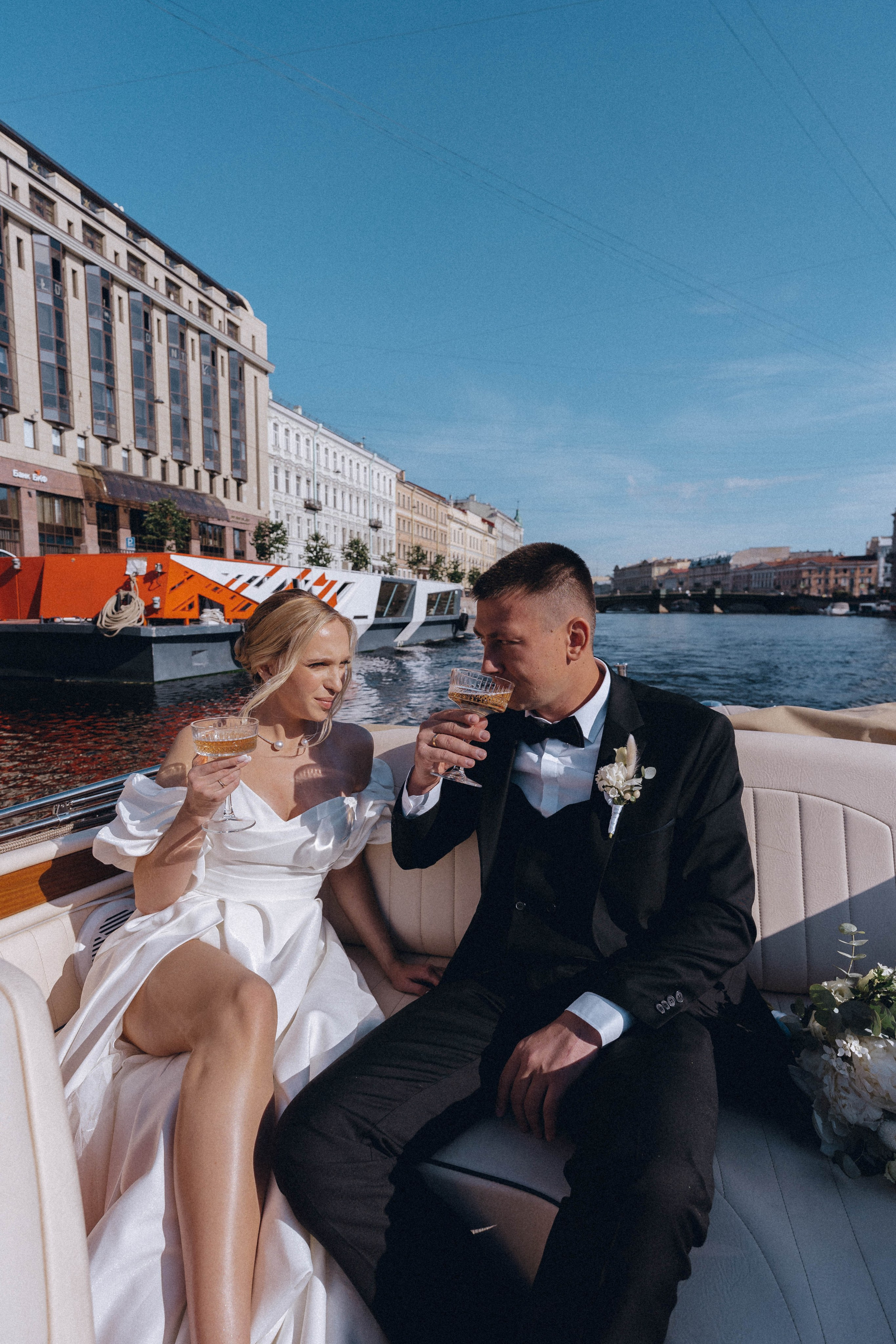 СВАДЕНБНАЯ СЬЕМКА НА КАТЕРЕ ПО КАНАЛАМ САНКТ-ПЕТЕРБУРГА И В АКВАТОРИИ НЕВЫ. Профессиональный фотограф, Санкт-Петербург — Виктория Богомолова