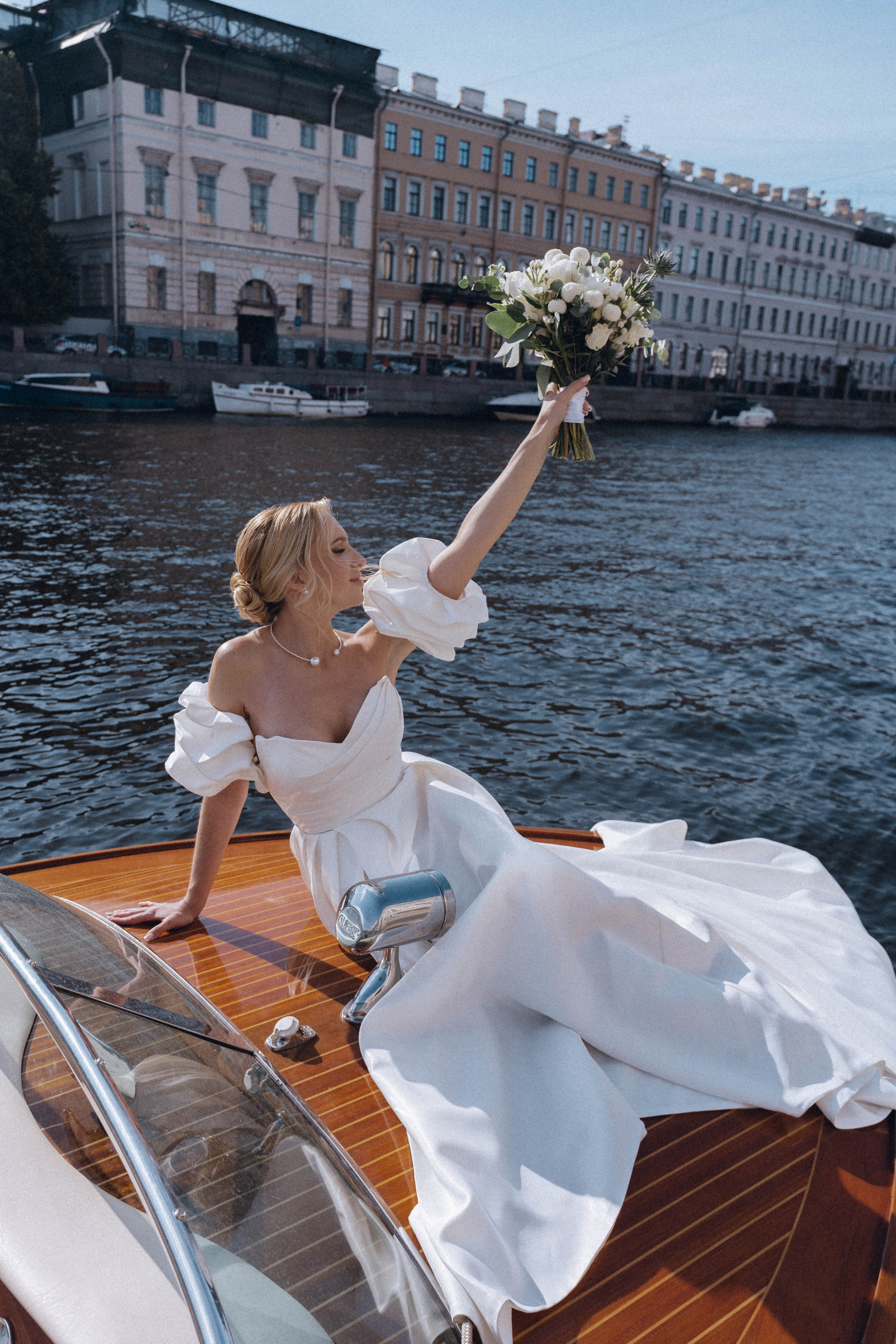 СВАДЕНБНАЯ СЬЕМКА НА КАТЕРЕ ПО КАНАЛАМ САНКТ-ПЕТЕРБУРГА И В АКВАТОРИИ НЕВЫ. Профессиональный фотограф, Санкт-Петербург — Виктория Богомолова