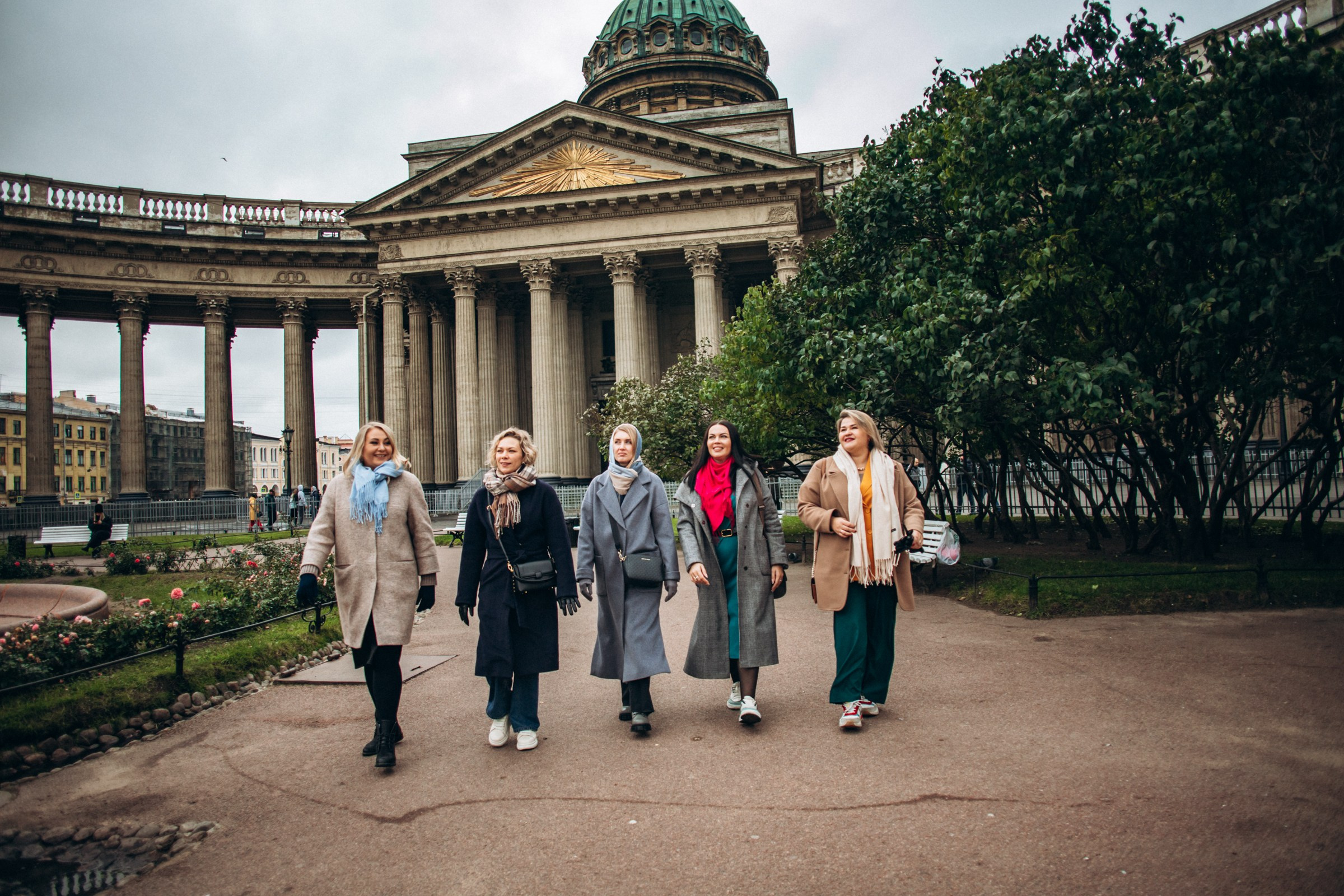 Маргарита с подругами в октябре. Фотопрогулка в Петербурге. Индивидуальный и семейный фотограф в Санкт-Петербурге
