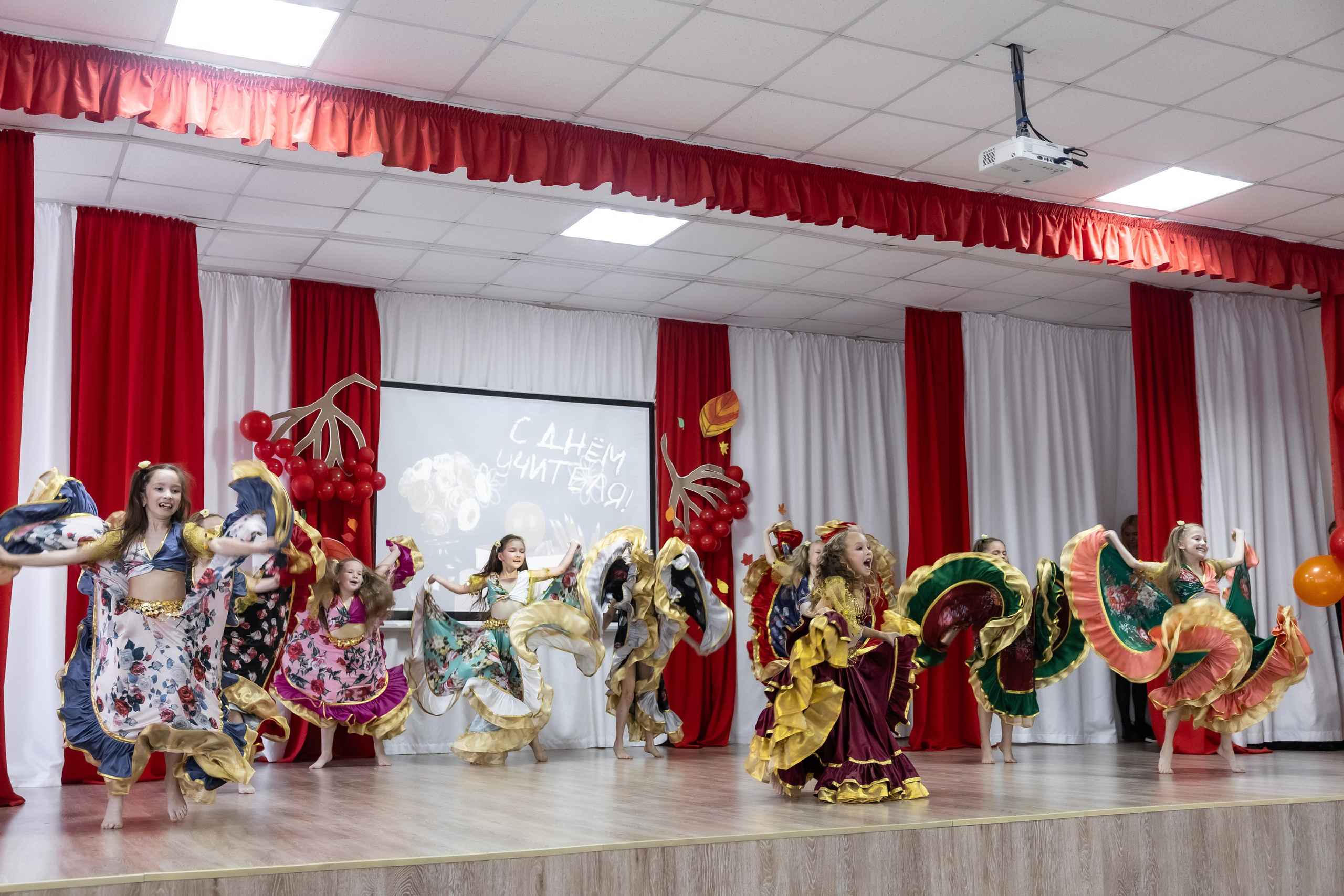 День учителя. Школа 31. Октябрь 2024. Свадебный и Семейный фотограф г. Ижевск Гульназ Солдатова. Гульназ фото