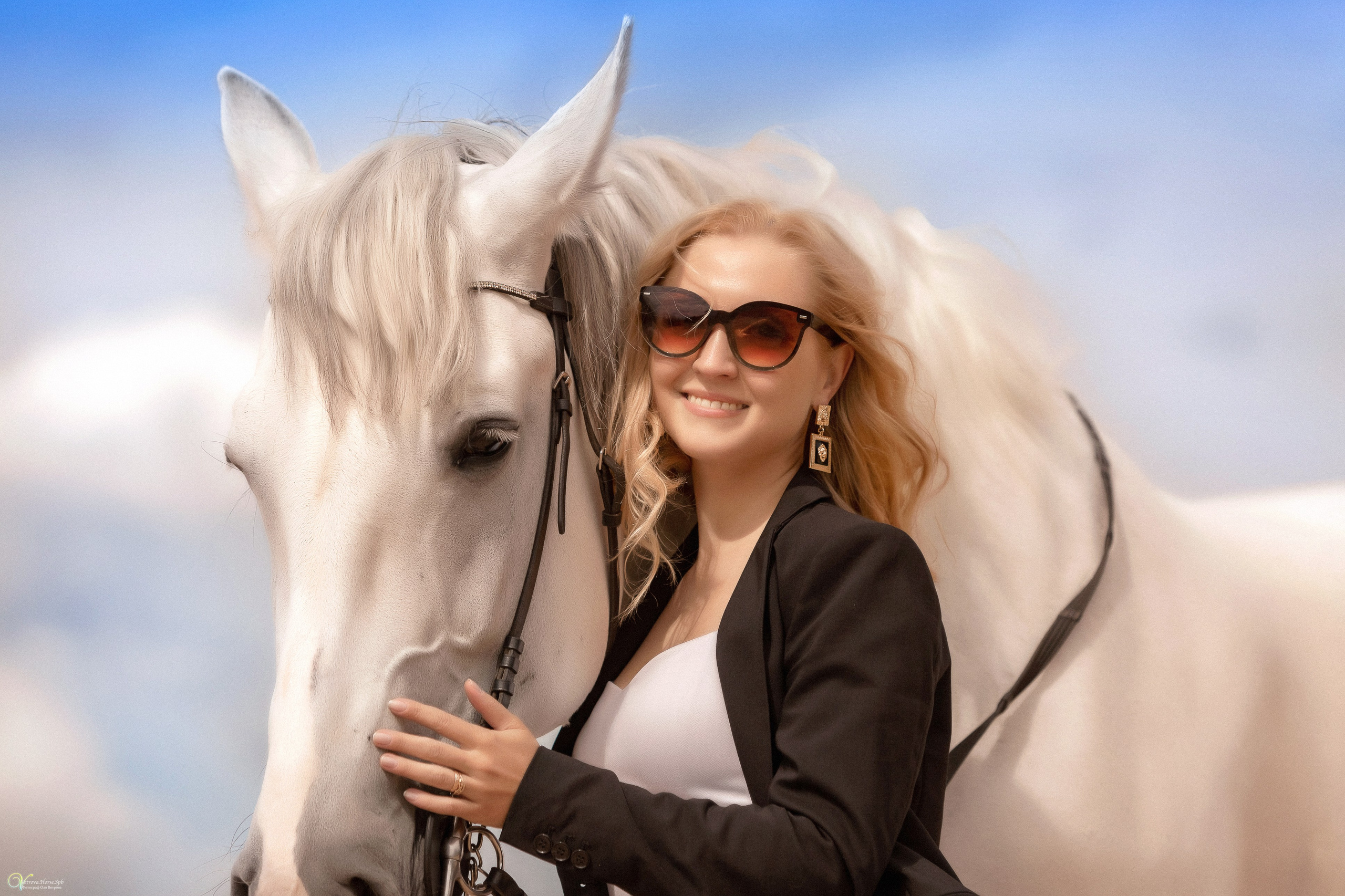 Фотосессия с белой лошадью СПБ. Фотограф женский и мужской портрет Санкт-Петербург