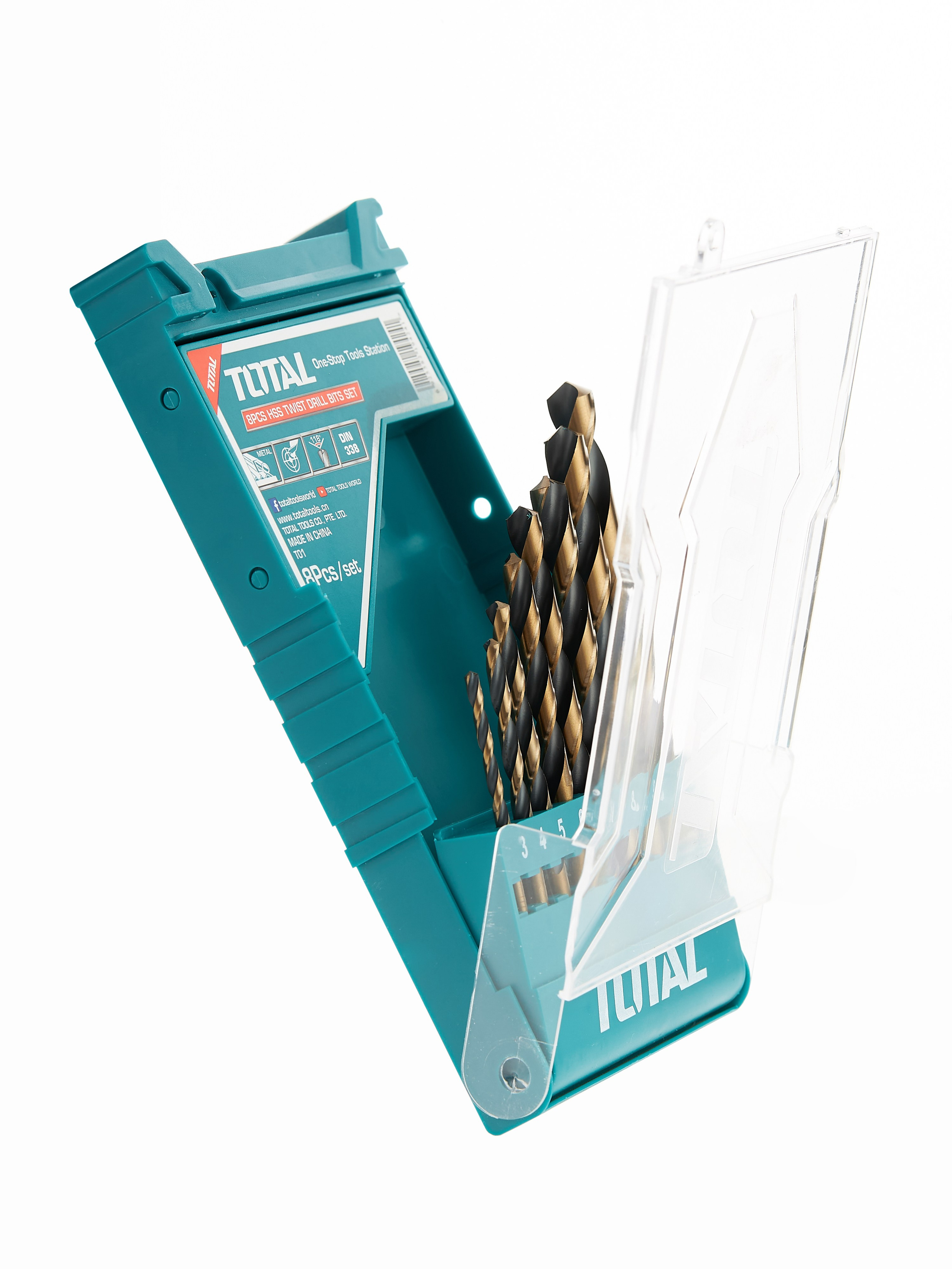 Набор сверл на белом фоне 