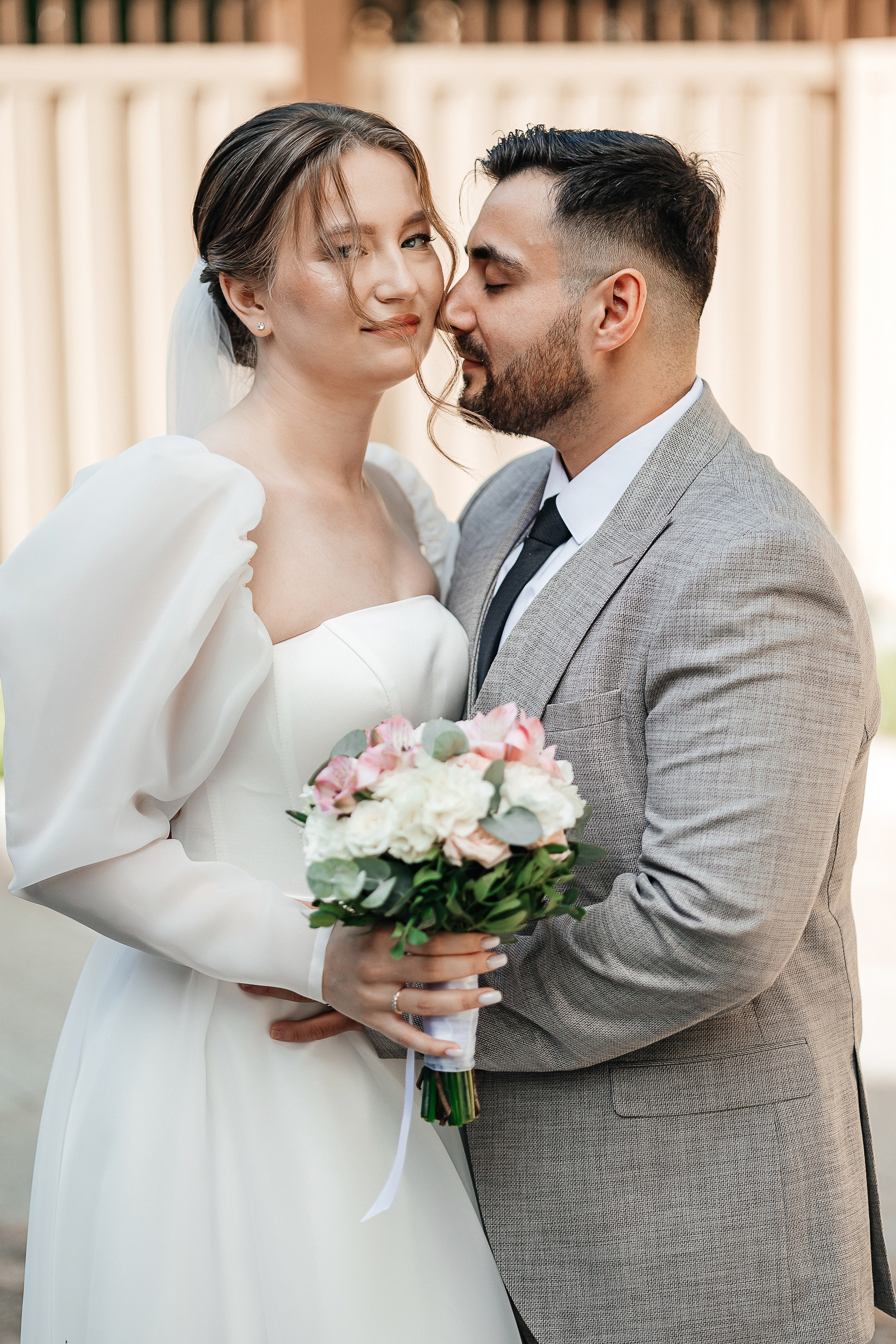 Свадебная фотосессия пары в номере отеля. Олег Сверчков | Свадебный фотограф Вологда