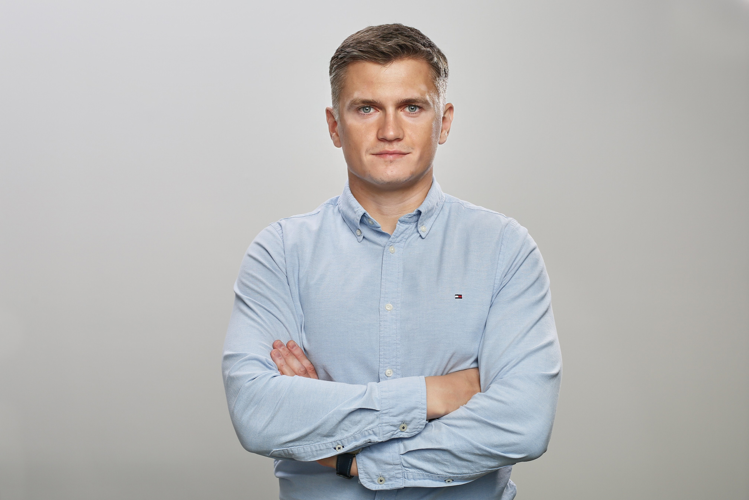 "Профессиональный портрет мужчины в студии""Женский портрет с естественным освещением""Крупный план портрета улыбающейся женщины""Портретная съемка в студии для делового портфолио"Для съемки сотрудников компании:"Группа сотрудников компании на корпоративной фотосессии""Портреты сотрудников офиса для корпоративного сайта""Фотосъемка команды компании в рабочей обстановке""Деловой портрет сотрудника для бизнес-профиля"