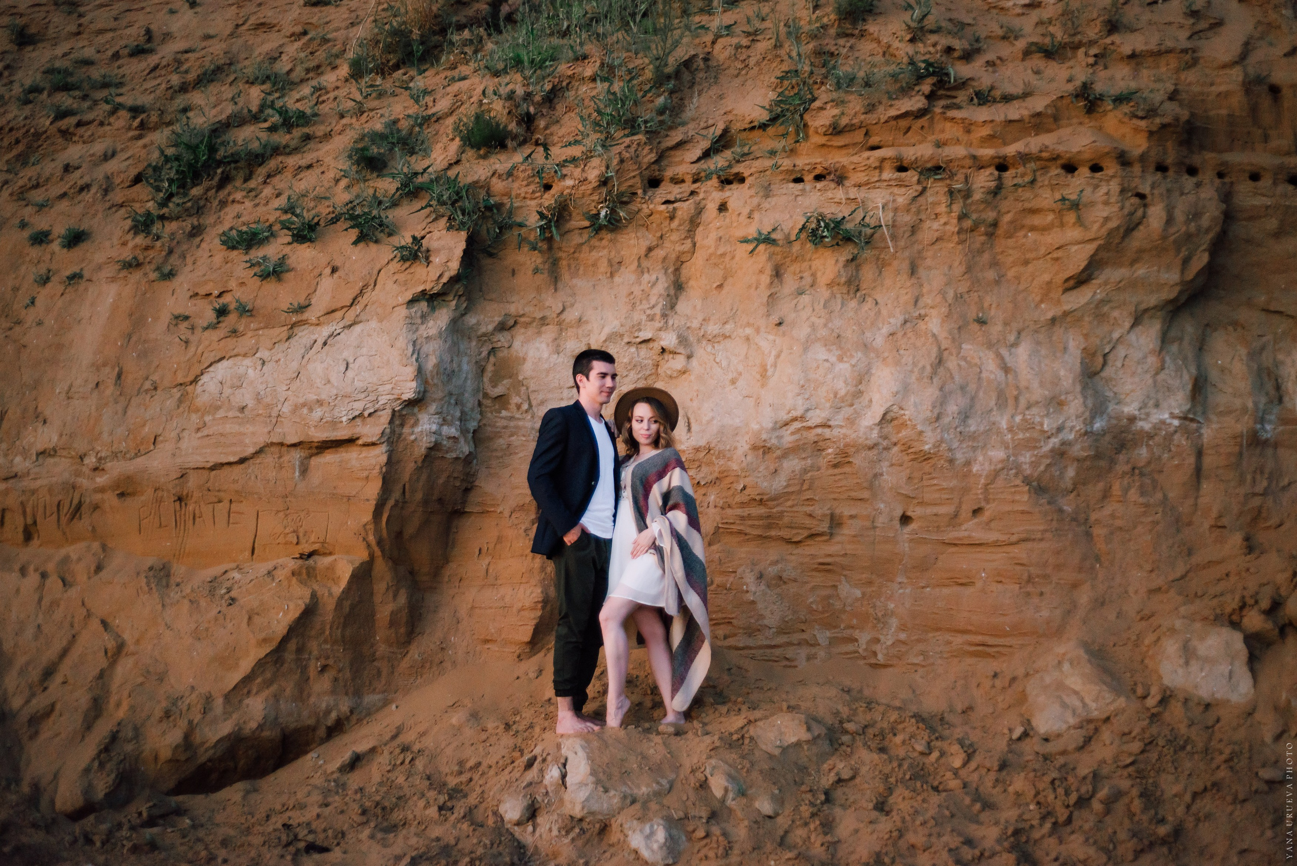 съемка беременности на обрыве и песочных дюнах