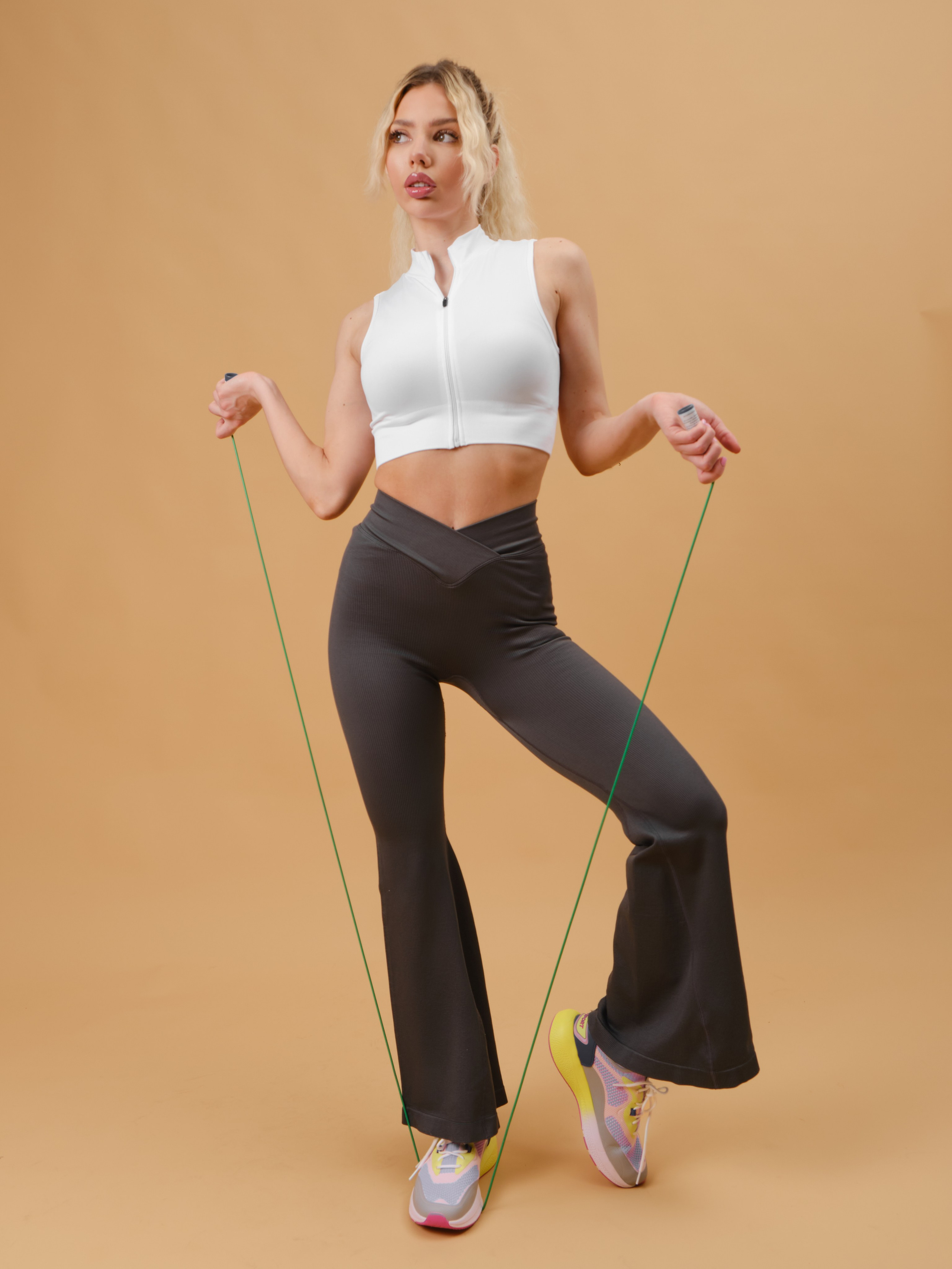 Спортивные костюмы (песочный фон). Фотостудия для Wildberries Ozon