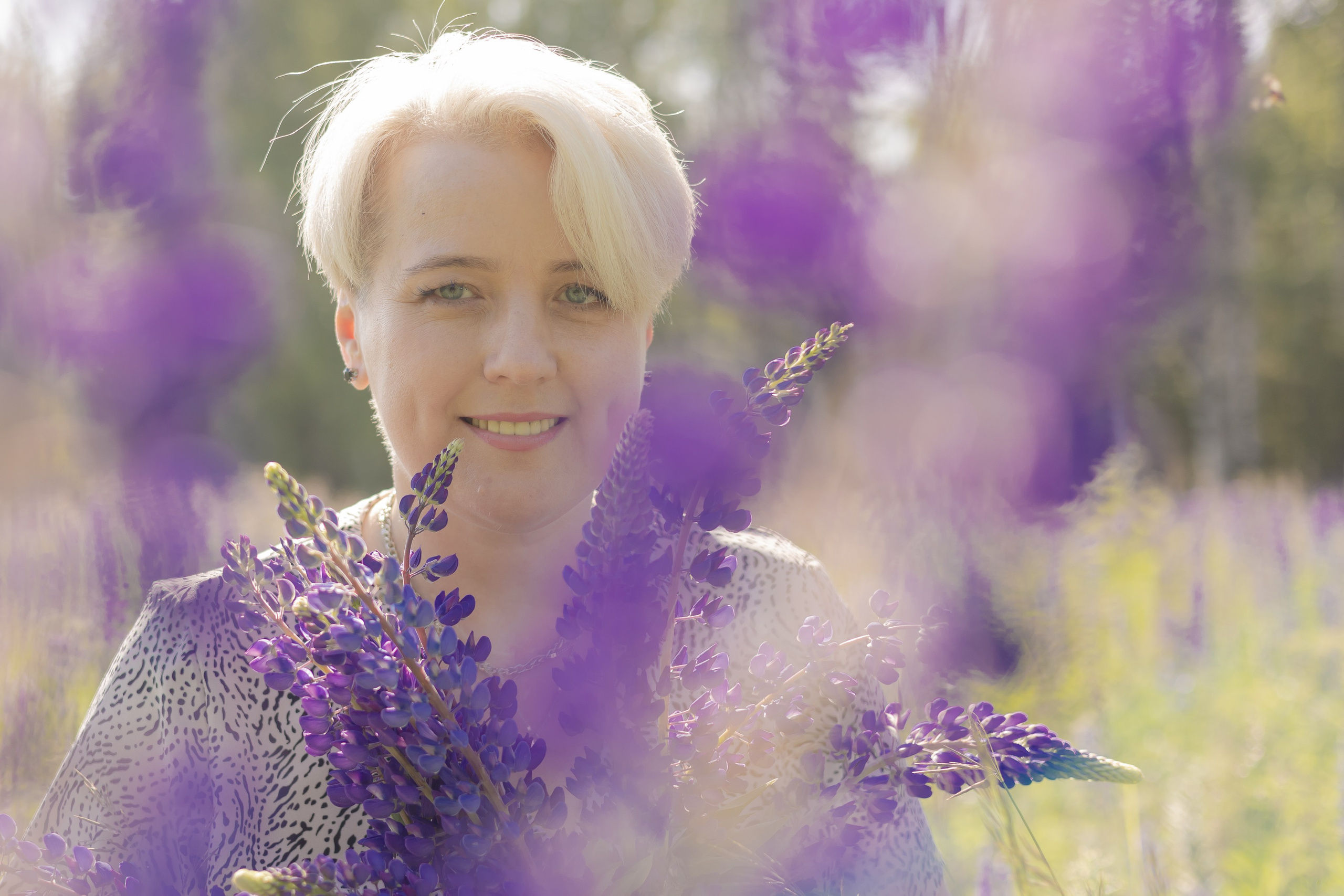 Фотосессия в поле с люпинами