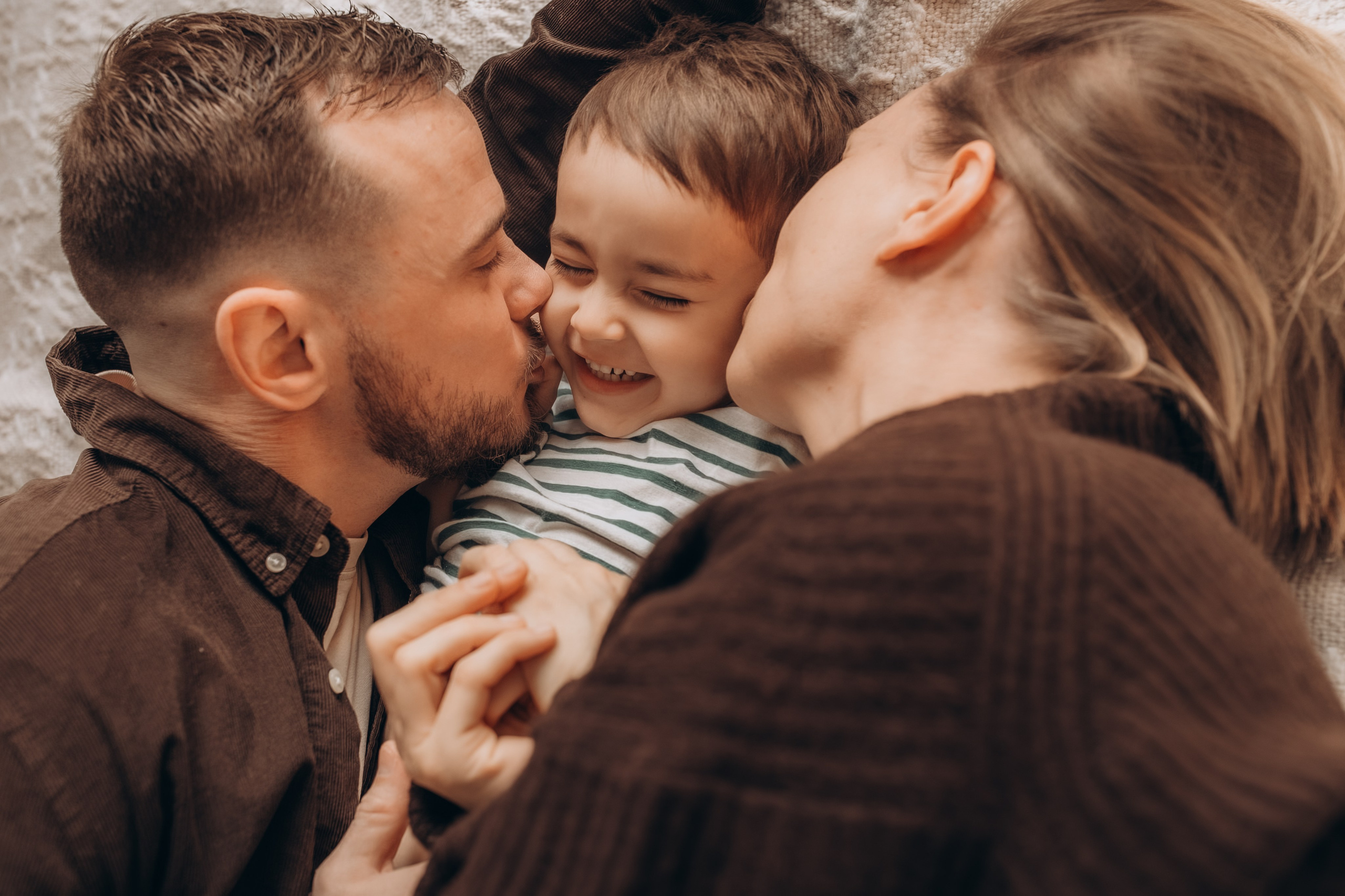 Séance famille à domicile. Photographe des familles et enfants à Nantes et alentours