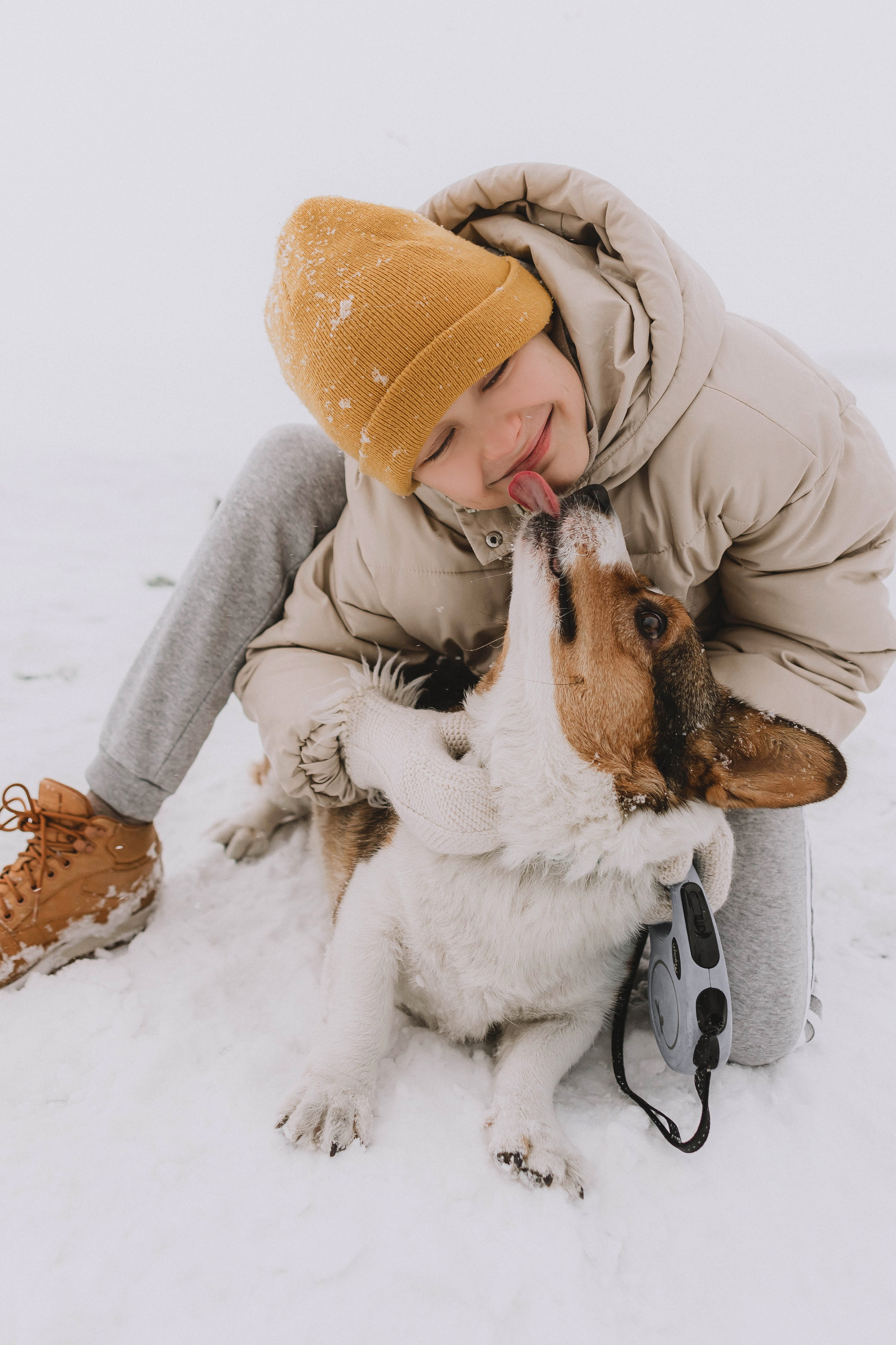 Детская фотосессия с любимой собакой корги на улице зимой, в снегу.