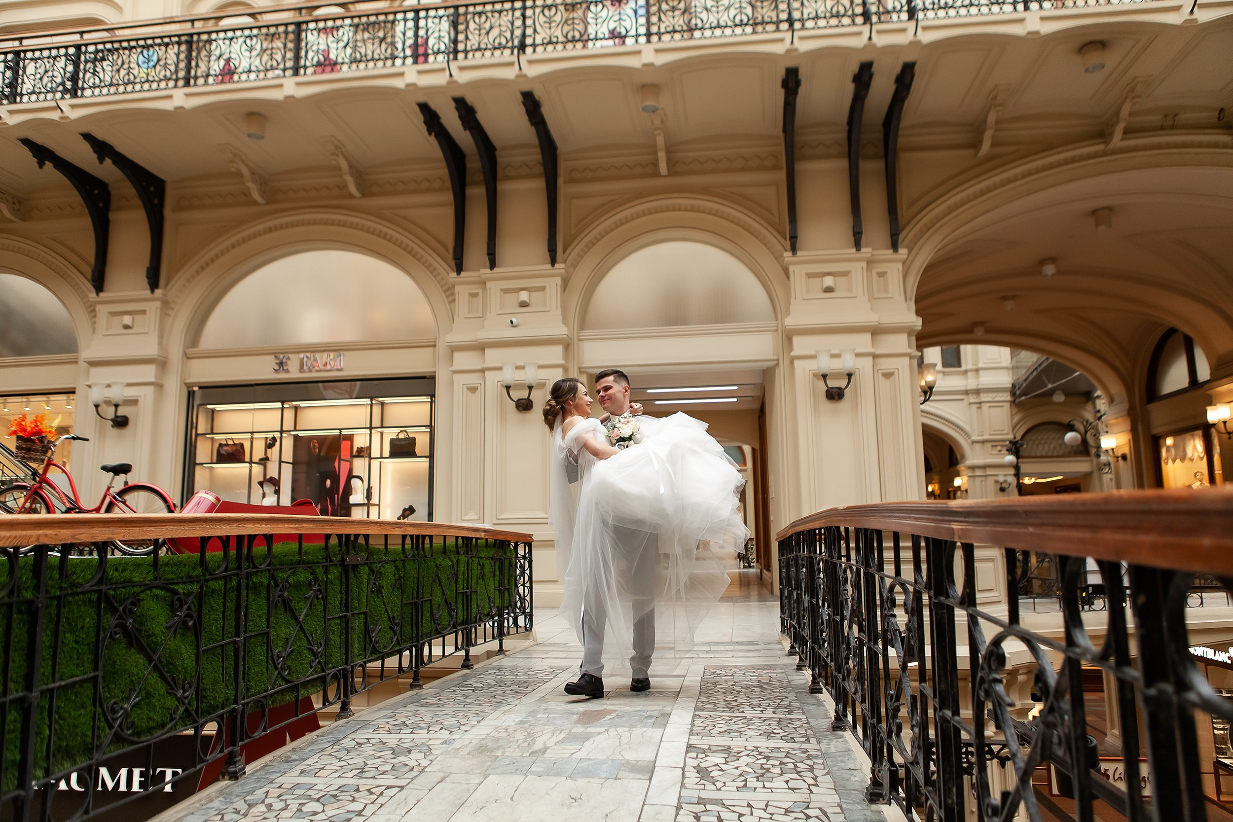 Жених несет невесту на руках