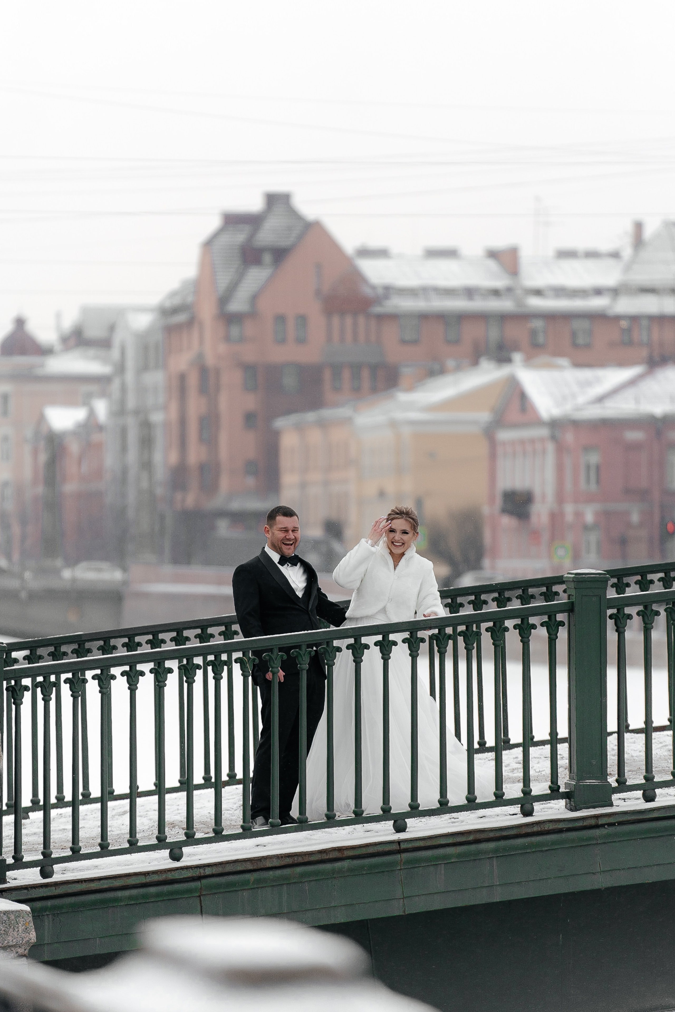 свадебная фотосессия зимой на мосту на реке Фонтанке