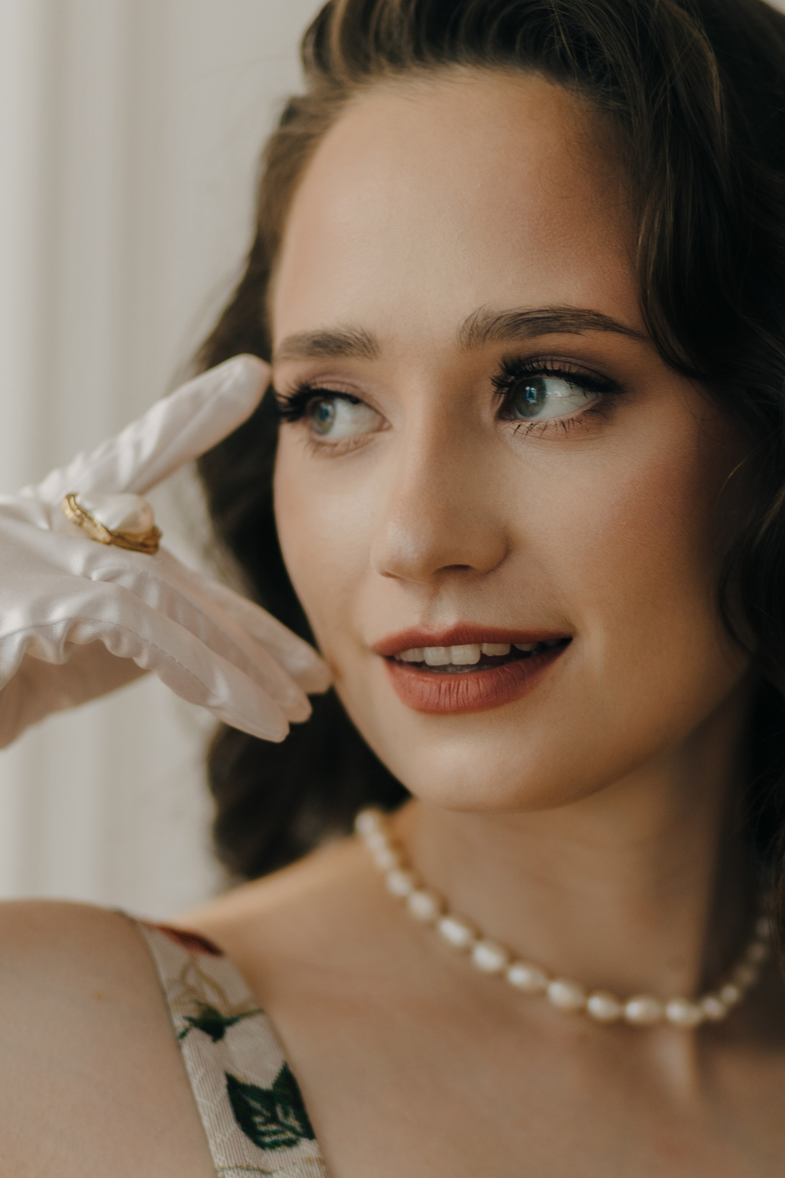 Александра Овечкина, Пенза: крупный план лица, жемчужные бусы и белая перчатка, нежный макияж и светлая эстетика.