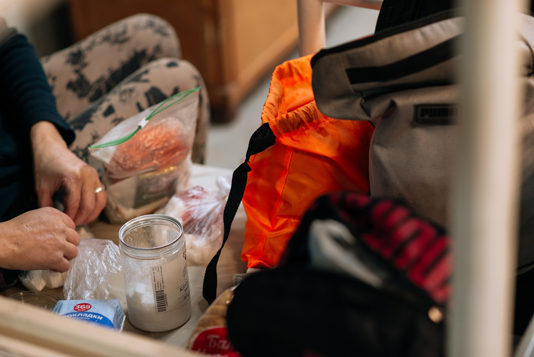 Выдача подарков в Пункте обогрева и Ночном приюте. Репортажный фотограф в Санкт-Петербурге Анастасия Клёпова