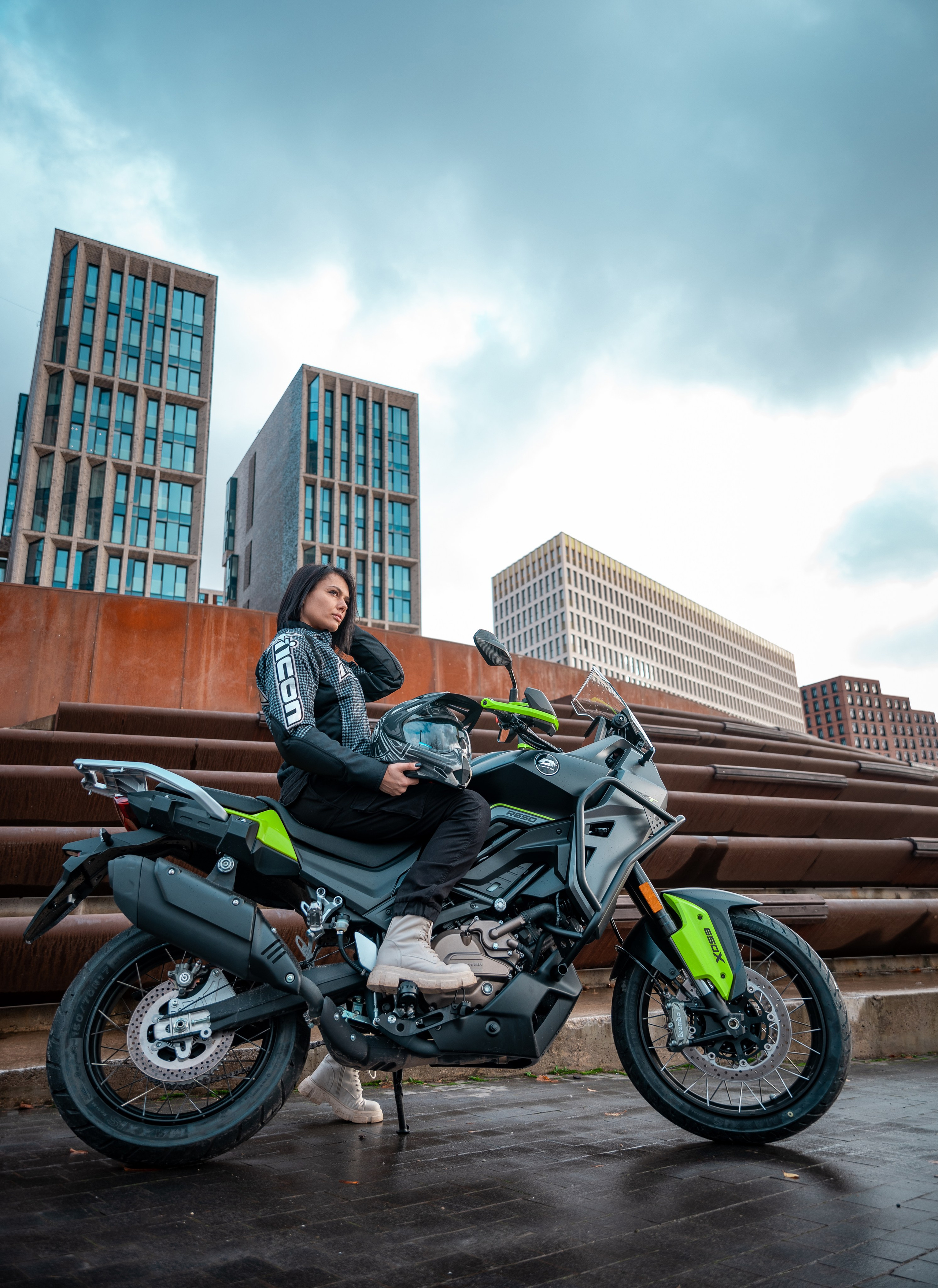 Фотосессия девушки на мотоцикле . Профессиональная фотосессия Москва. Фото для журнала. Услуги фотографа.