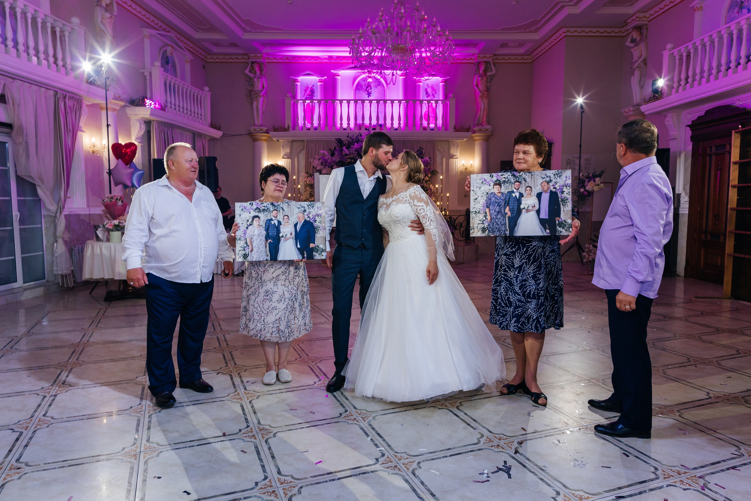 Трогательная выездная церемония в уютном ресторане. Олег Сверчков | Свадебный фотограф Вологда