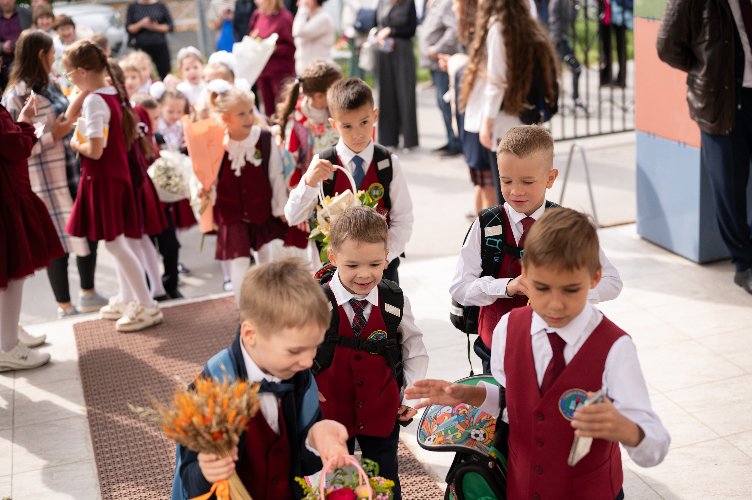 1 сентября 16 гимназия 2 класс (линейка + в классе+ на улице). Фотограф новорожденных, семейный детский в Тюмени Татьяна Морозова