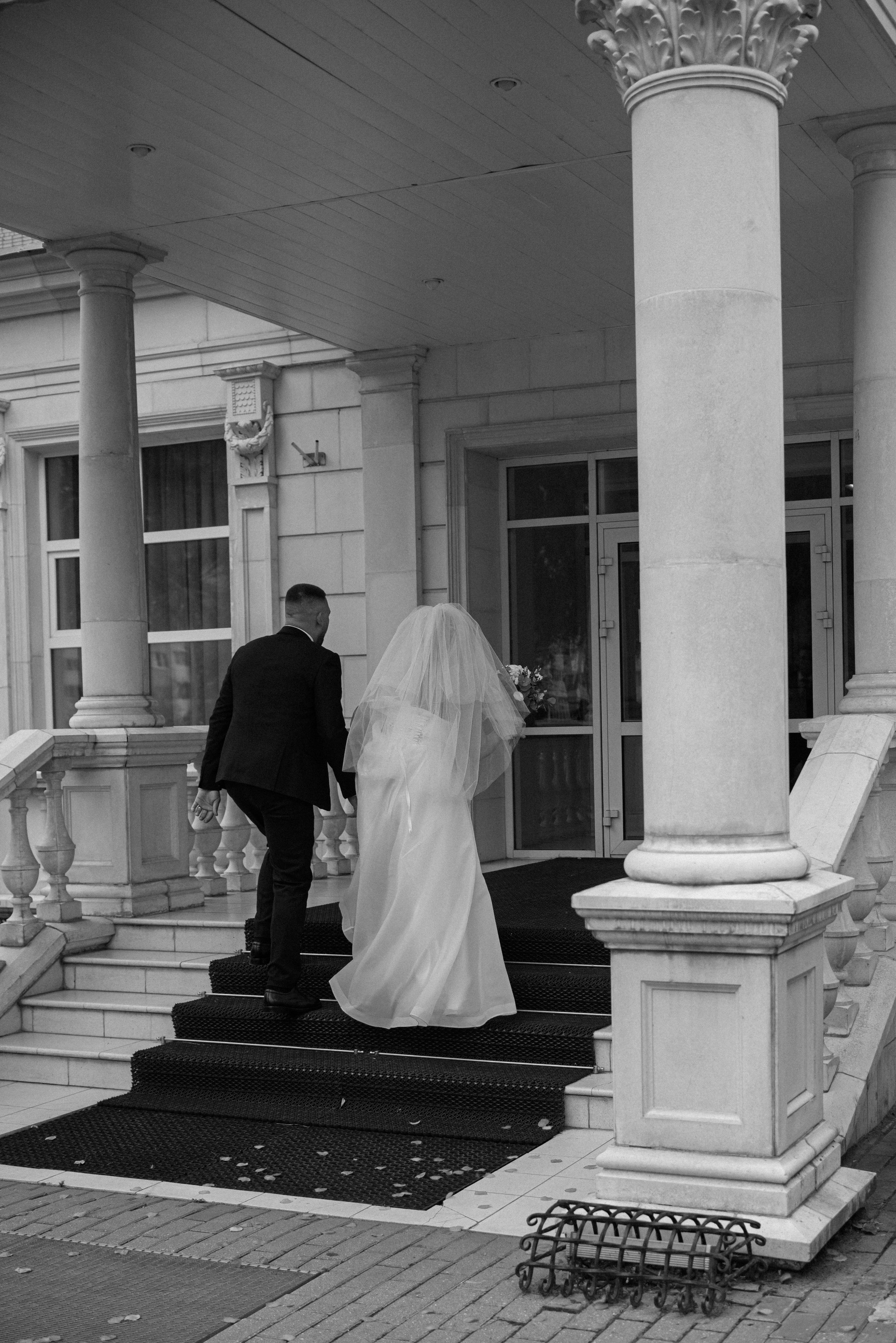 Торжественный момент: молодожены заходят в ЗАГС г. Старая Купавна