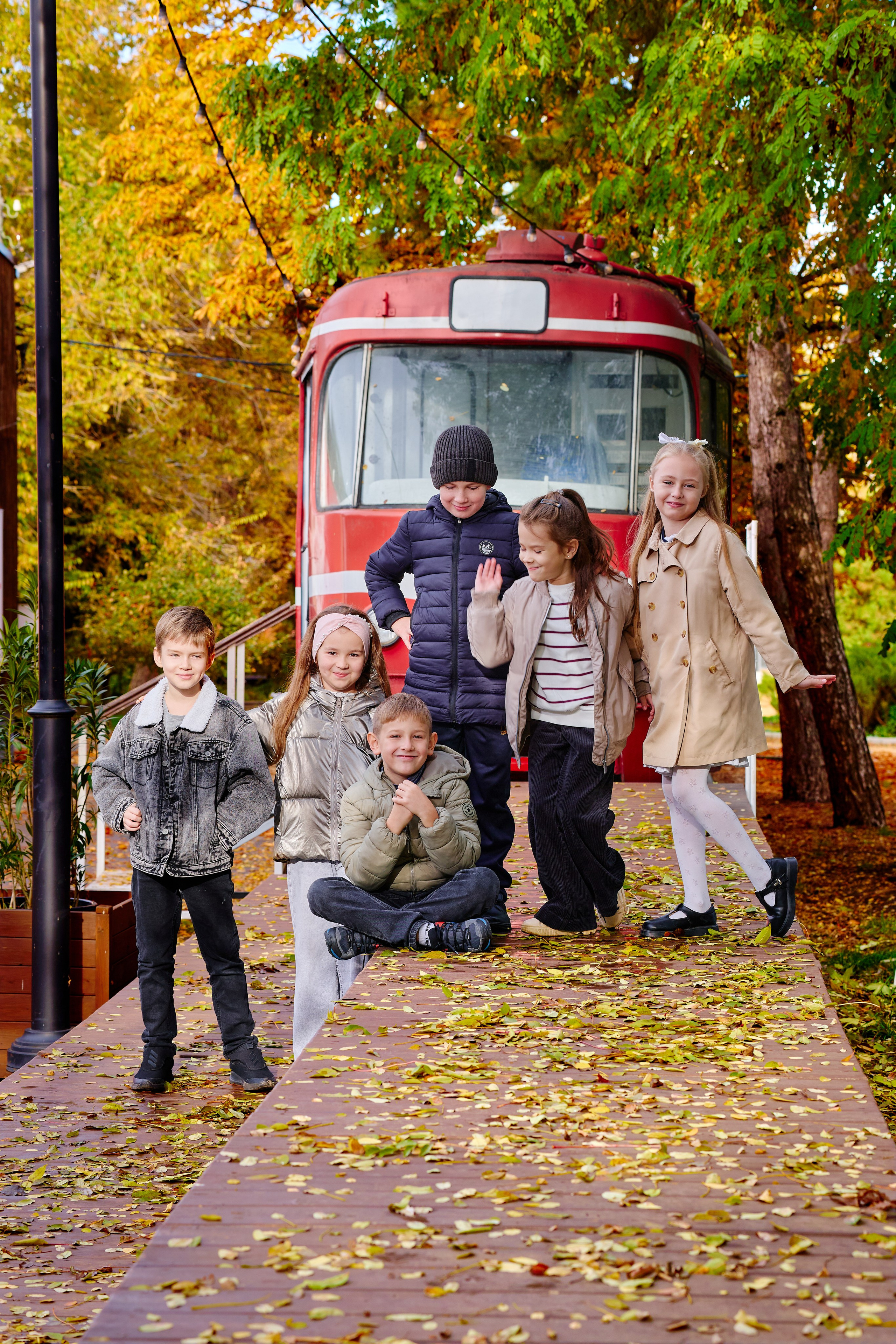 Прогулка в парке классом. Фотограф Выпускные альбомы Таганрог Сергей Коробченко