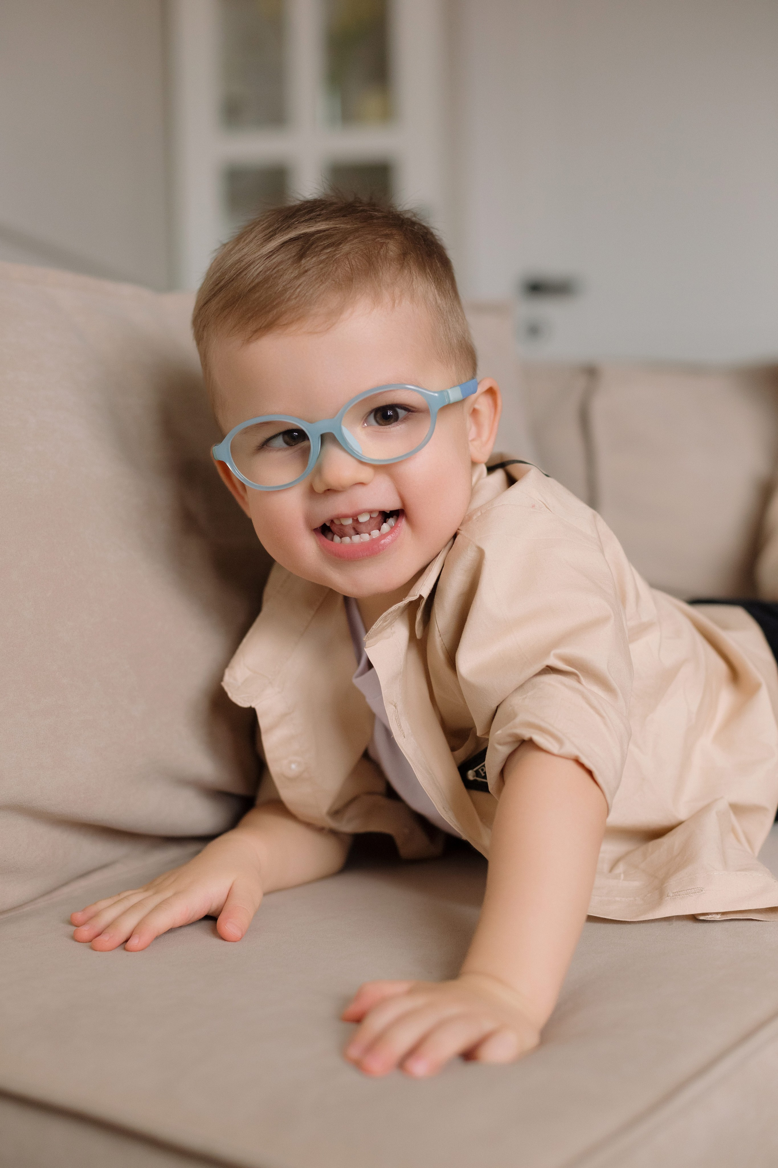 Детский портрет в студии — фотосессия Таганрог, улыбающийся ребёнок в очках, мягкий естественный свет