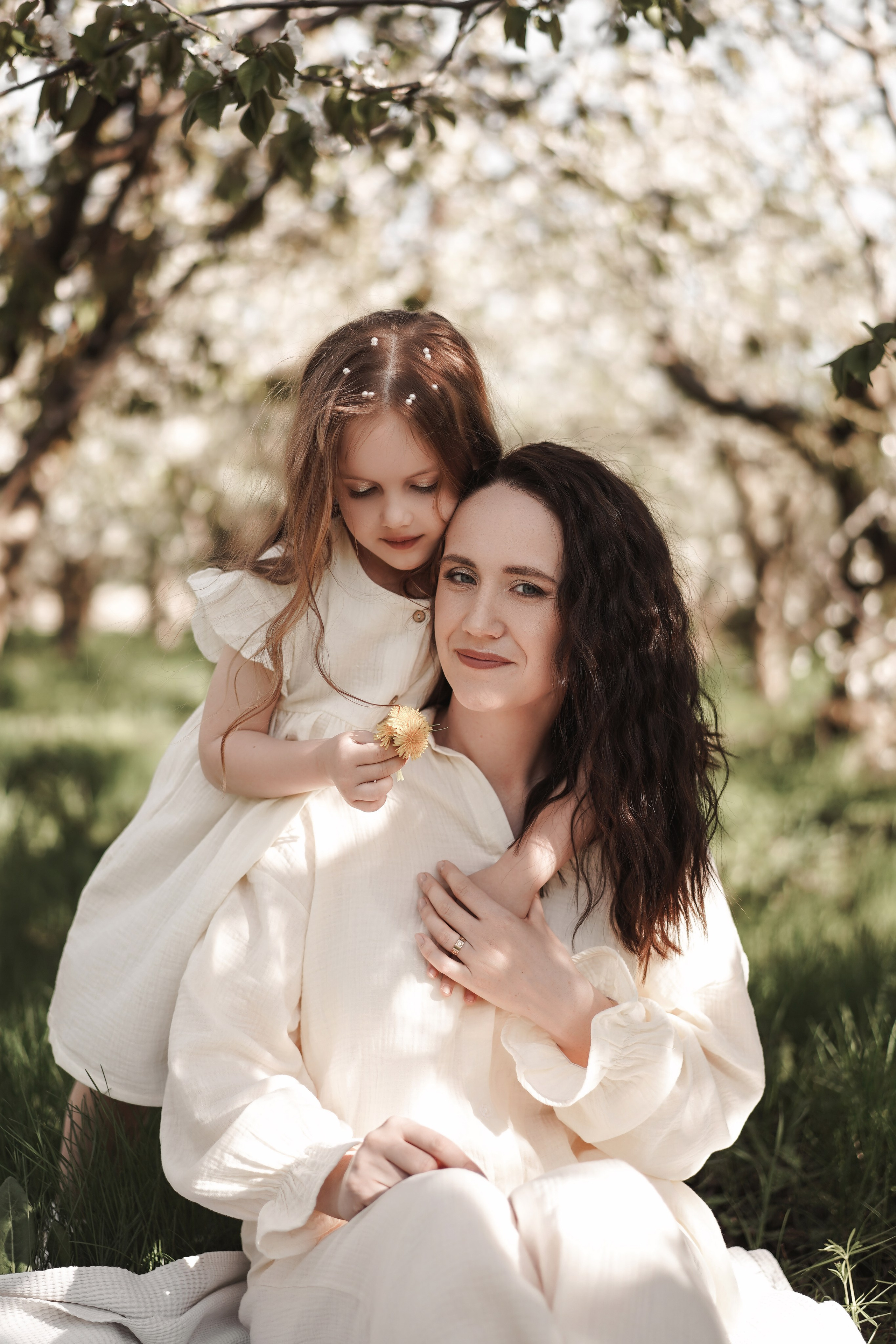 Семейная фотосессия на цветущих садах. Свадебный фотограф в Ростове-на-Дону. Таинство Крещения и Венчания, семейные фотосессии. Алёна Чёботова