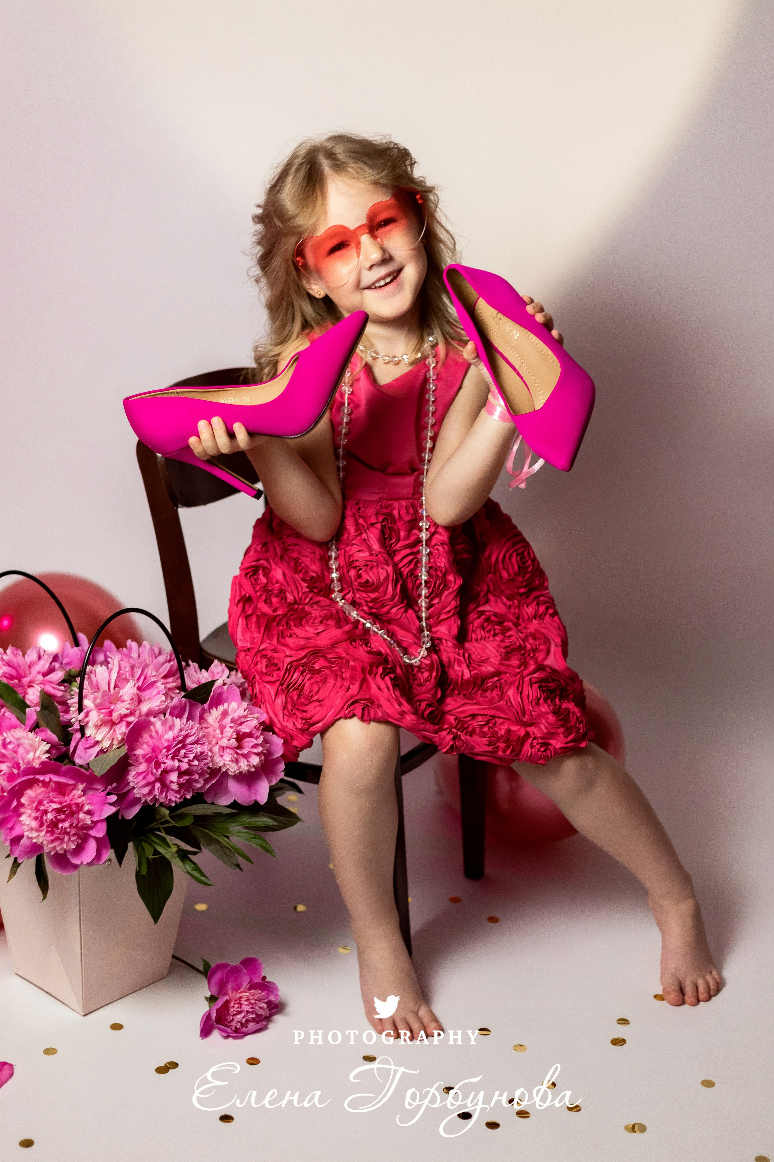 модница с пионами в розовом платье и маминых розовых туфлях на фотосессии
