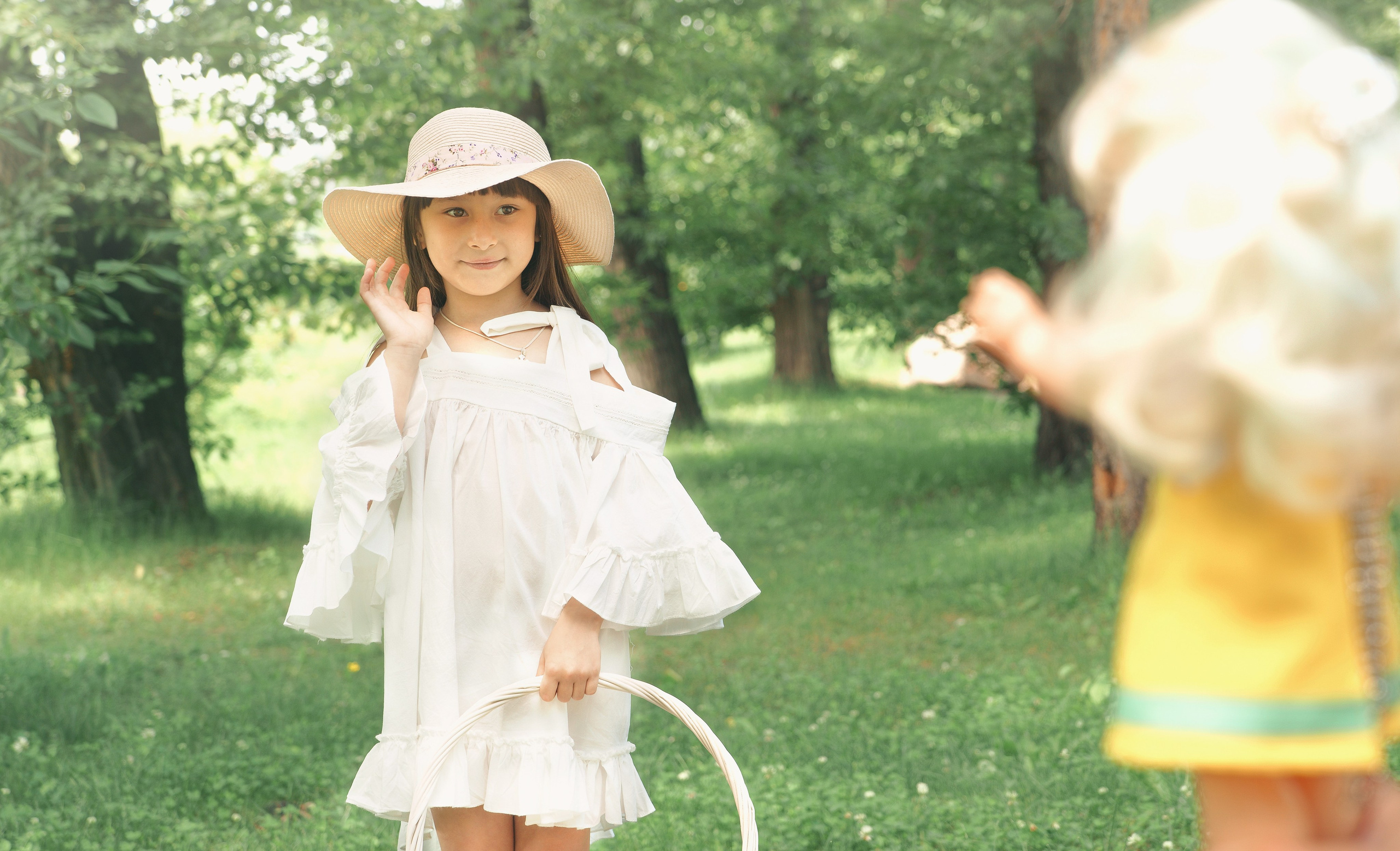 Детская фотосессия летом - девочка встречает куклу