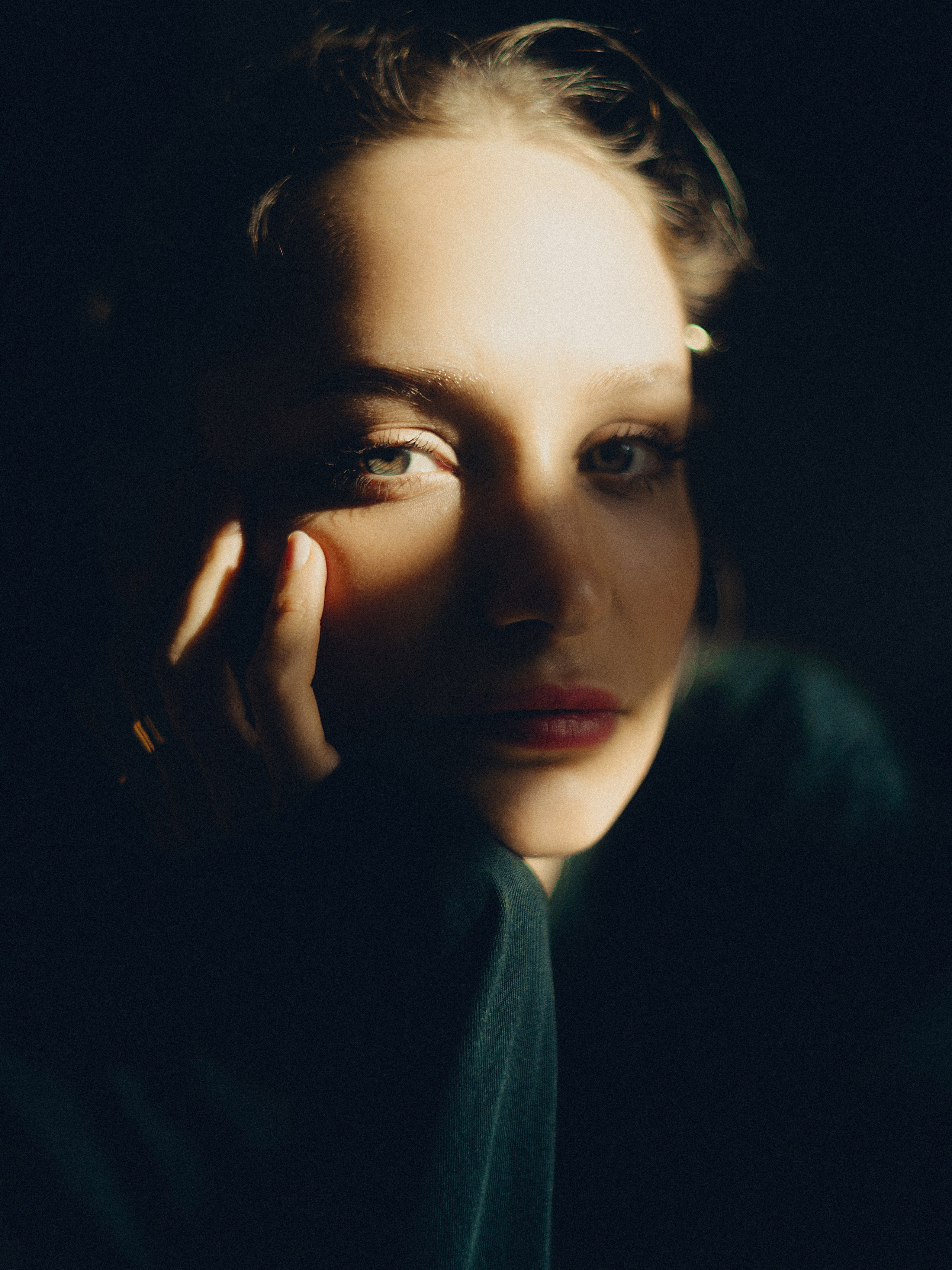 Портретная женская съемка в кофейне