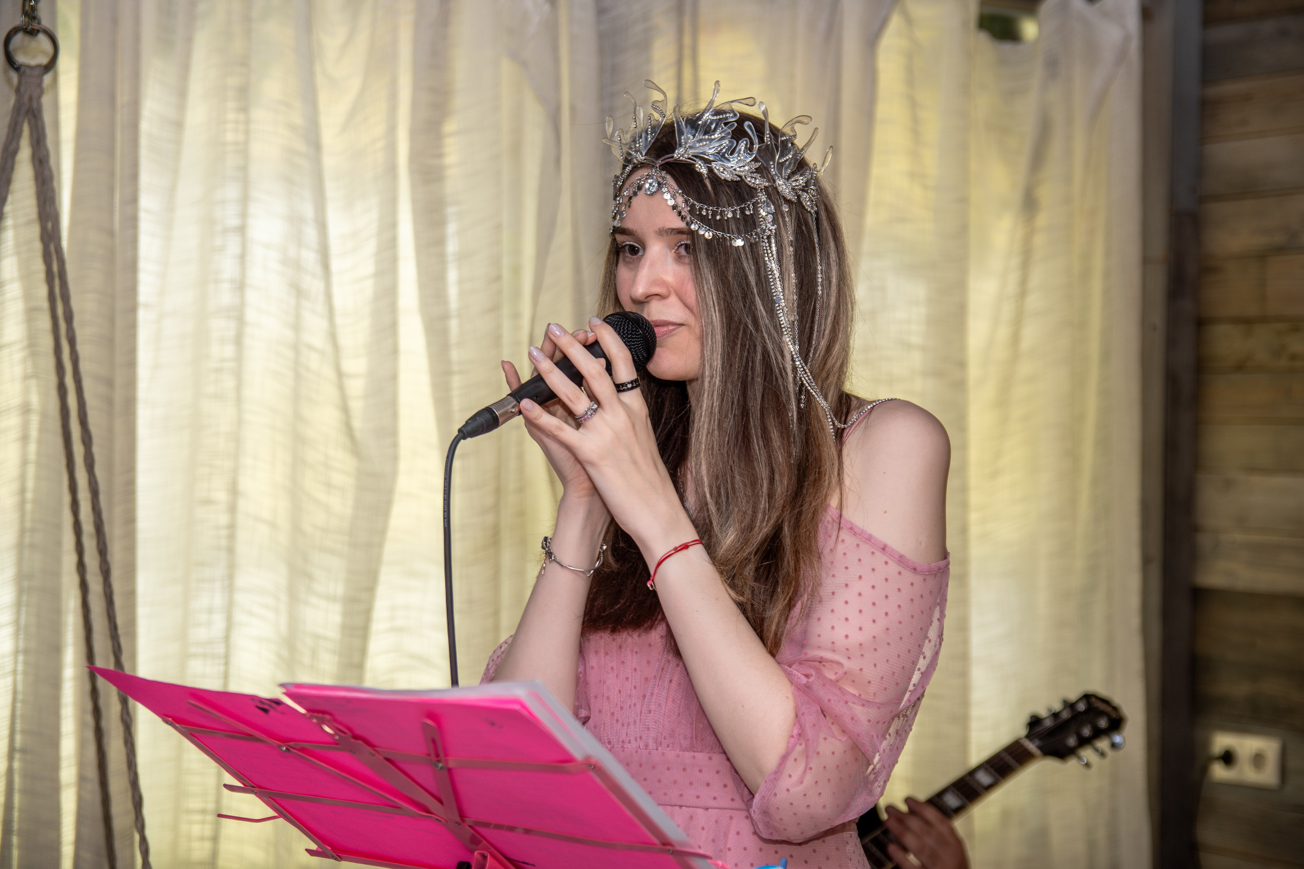 Музыкально-поэтический перфоманс на некорпоративе «Мы больше этой суеты». Репортажный фотограф в Москве Legiodot