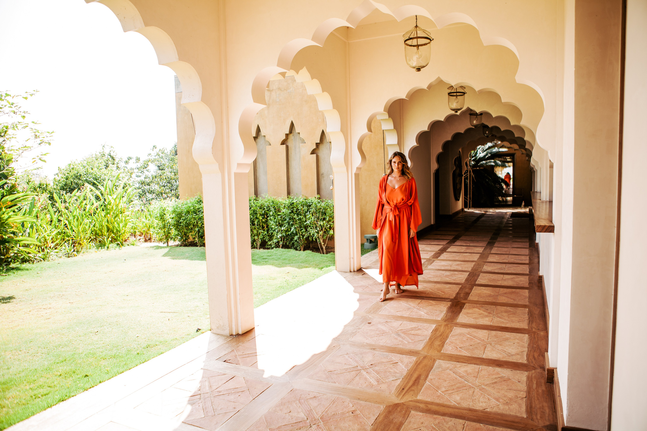 "Романтический образ на фоне заката в Малабар Хилл - игра солнечных бликов на шелковом платье"