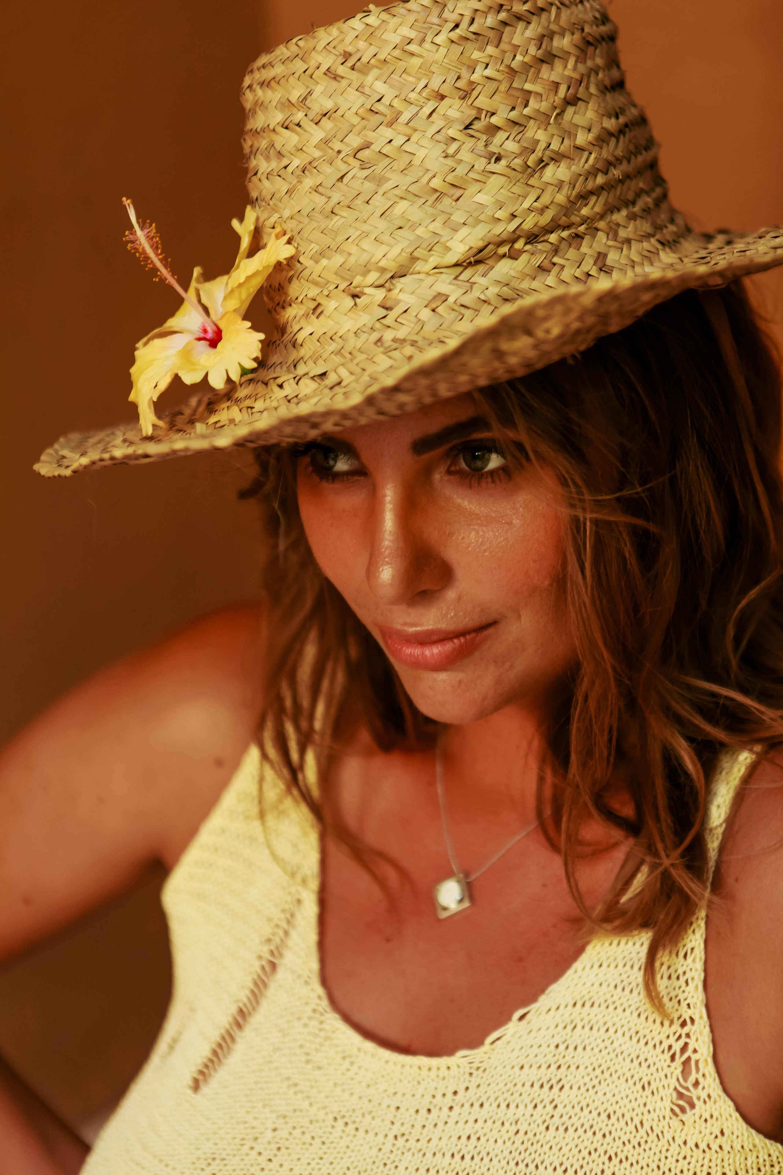 Девушка в красном платье в отеле Malabar Hill — Роскошная портретная съемка | Шри-Ланка. Фотограф на Шри-Ланке