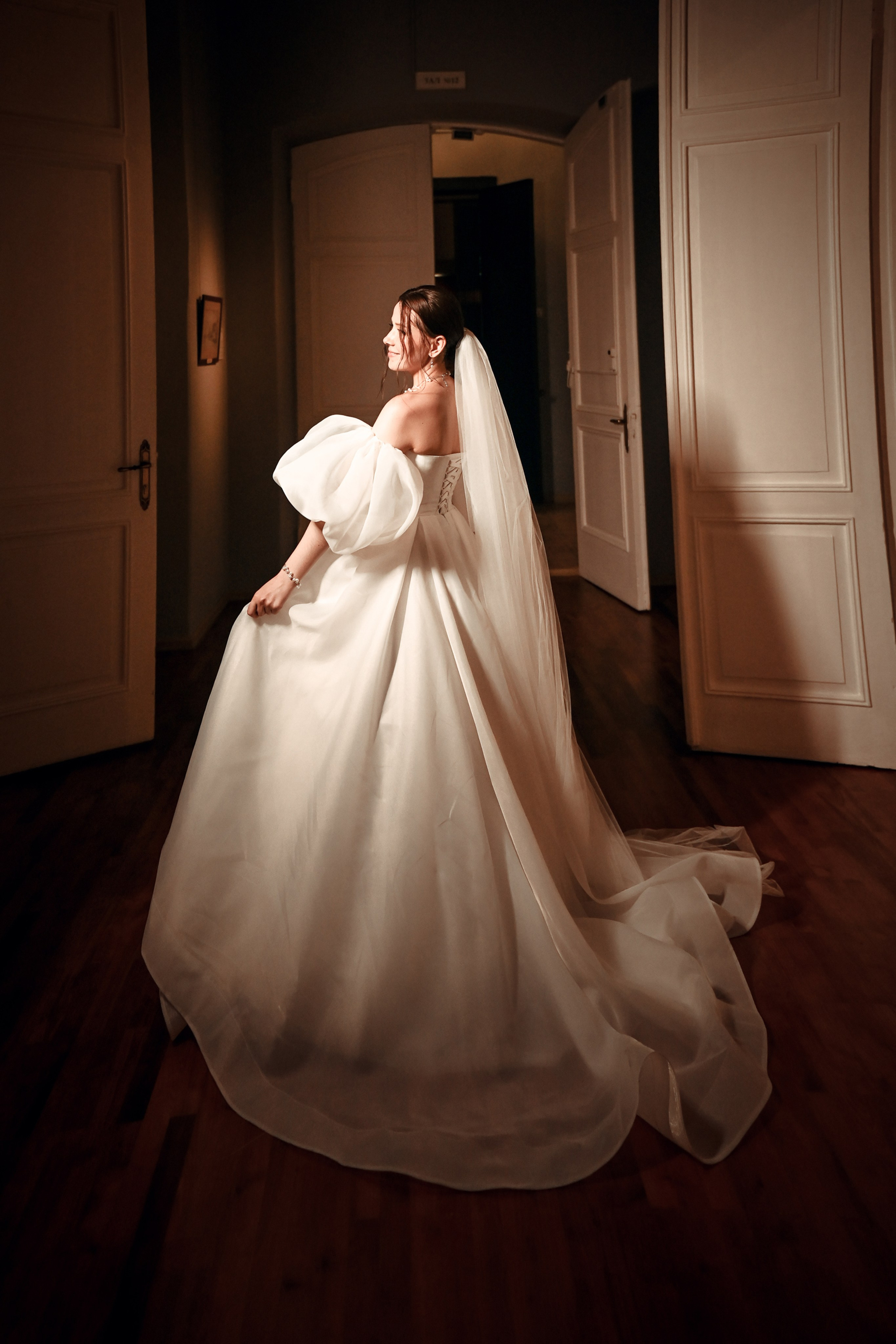 Небольшая свадебная серия в музее и прогулкой под дождем Эльмиры и Ризата. Свадебный, семейный, детский, контент фотограф в Омске Максим Ильин