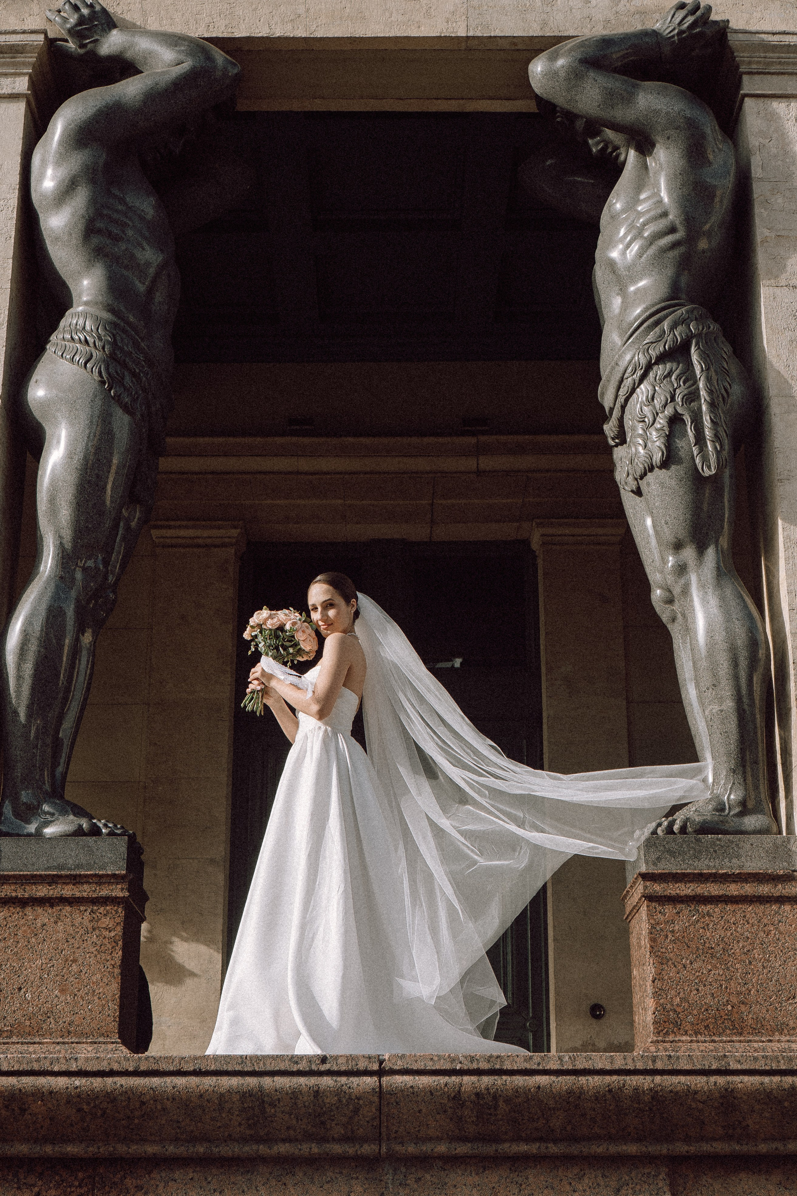 СВАДЕБНАЯ ПРОГУЛКА В САНТК-ПЕТЕРБУРГЕ (ИСАКИЕВСКИЙ СОБОР, ЗИМНЯЯ КАНАВКА, ЭРМИТАЖ И БОЛЬШАЯ МОРСКАЯ УЛИЦА). Профессиональный фотограф, Санкт-Петербург — Виктория Богомолова