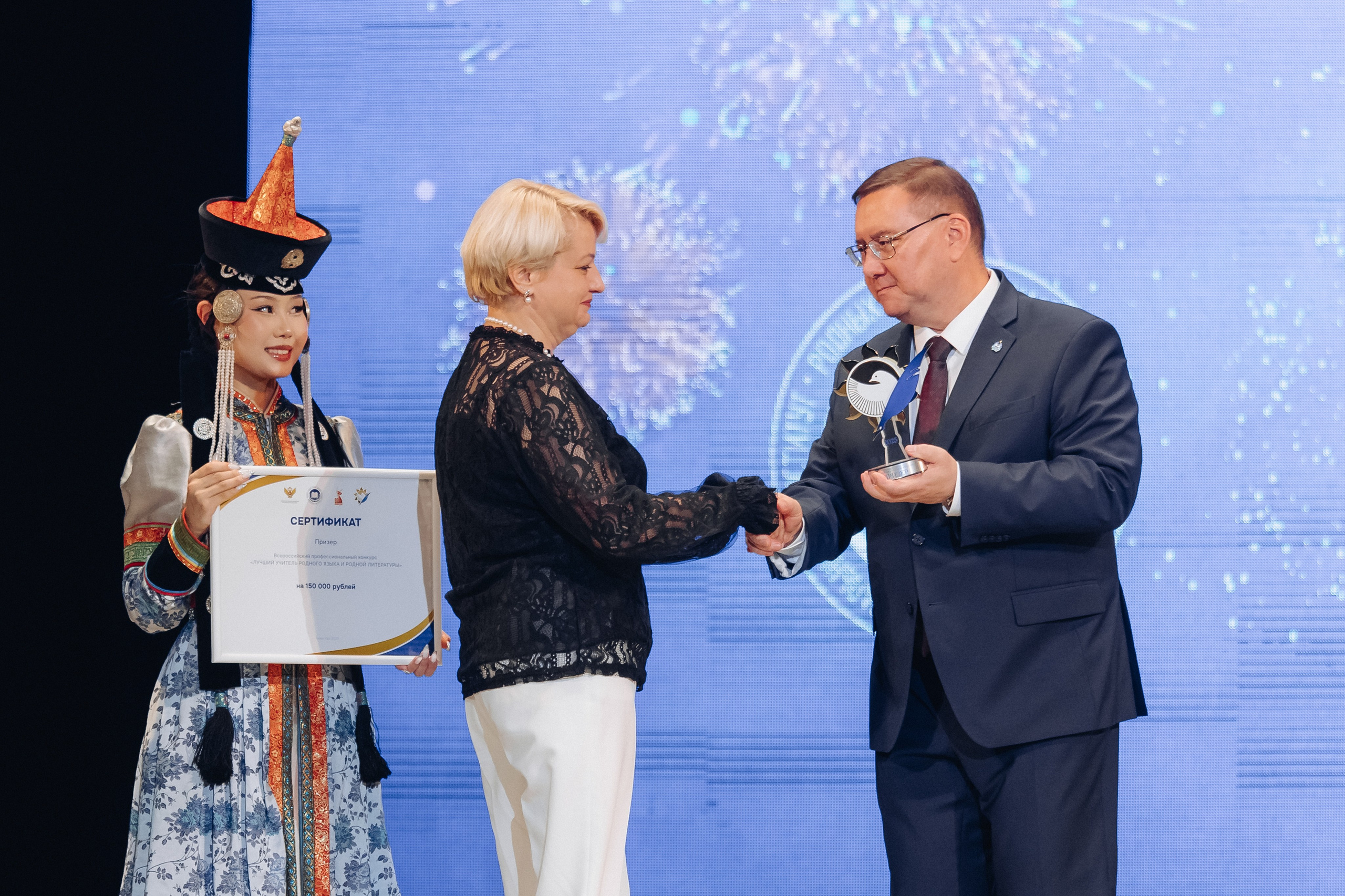 Лучший учитель родного языка и литературы 2025. Свадебный и семейный фотограф в Улан-Удэ