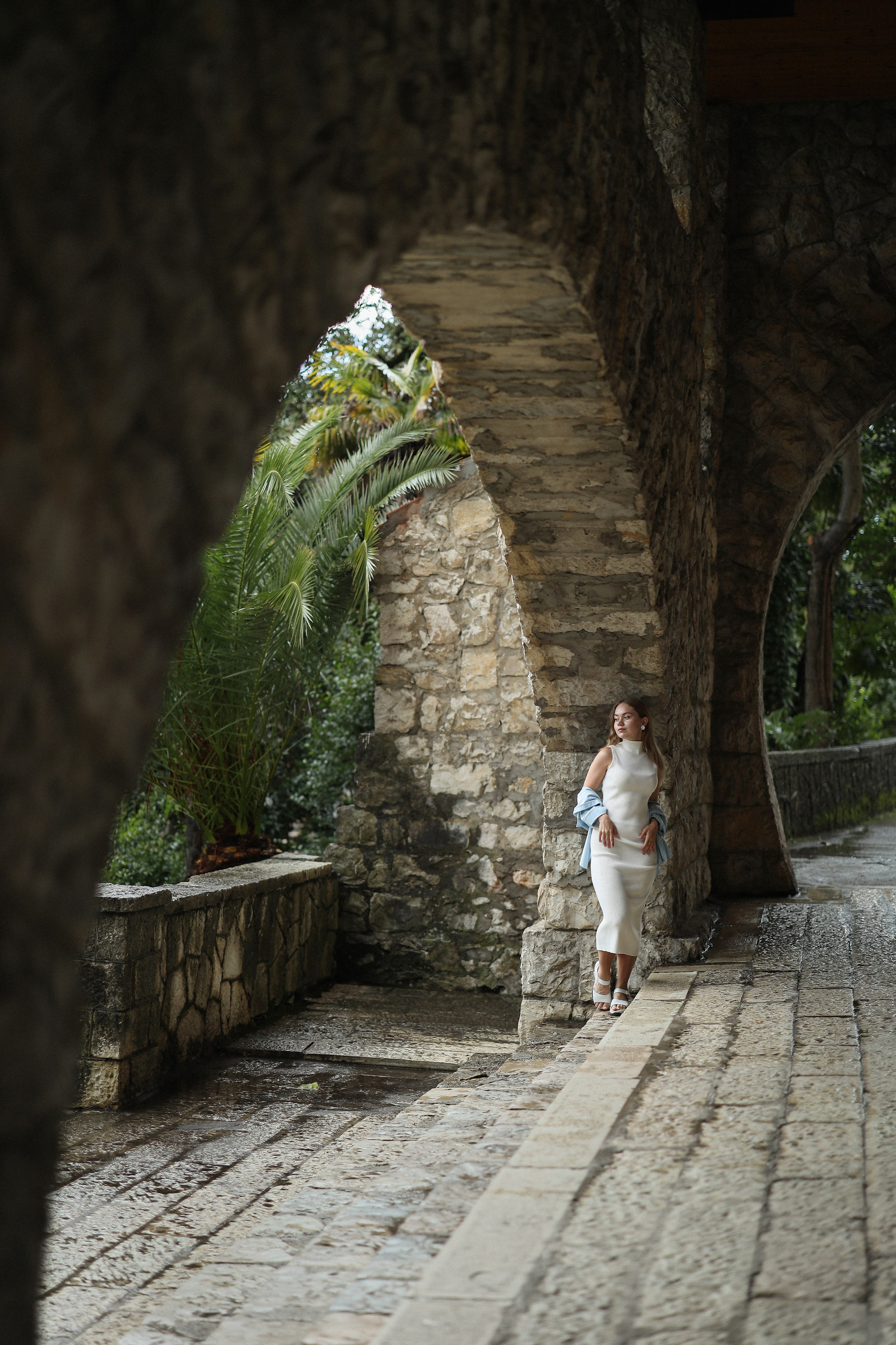 Фотосессия на ступеньках ресторана Гагрипш, Гагра. Свадебный и семейный фотограф в Абхазии Жанна Соснина