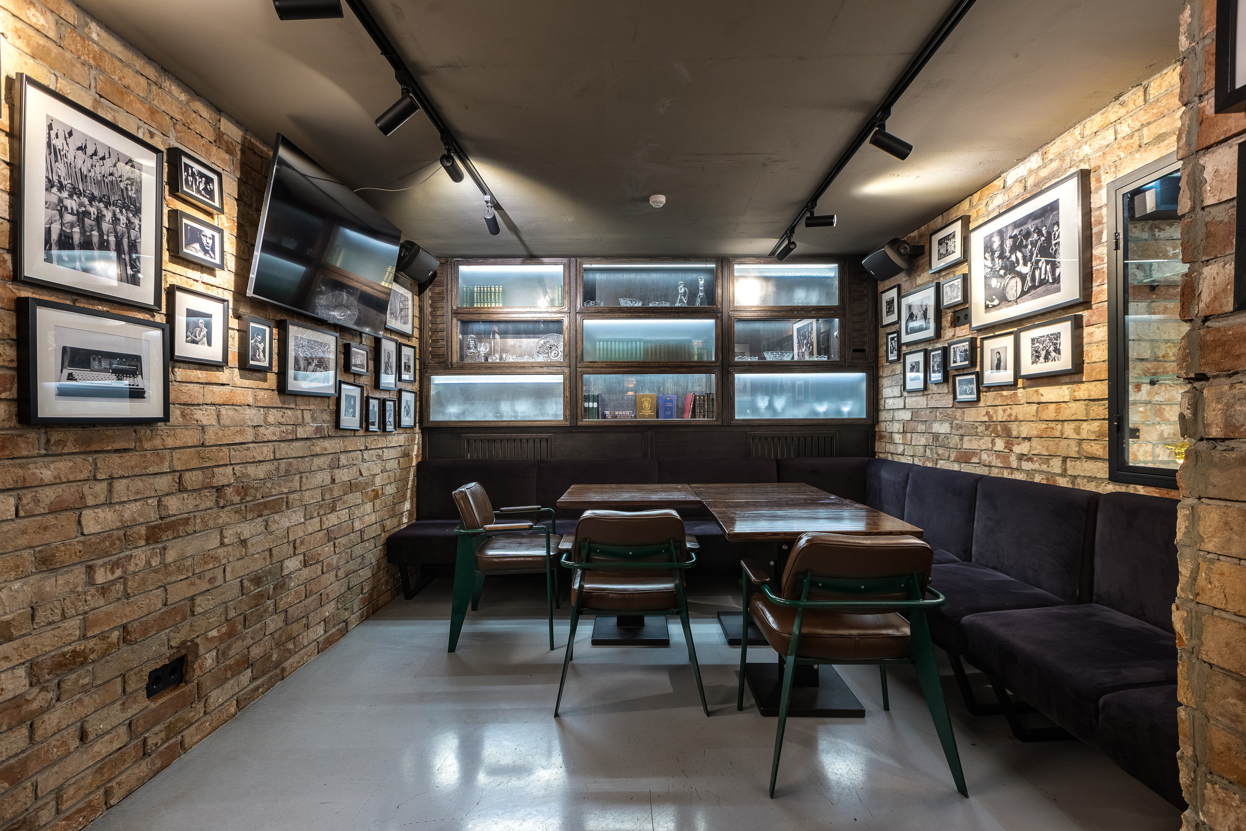 Давно. Бар на Патриарших. Интерьерный фотограф в Москве Роман Потапов