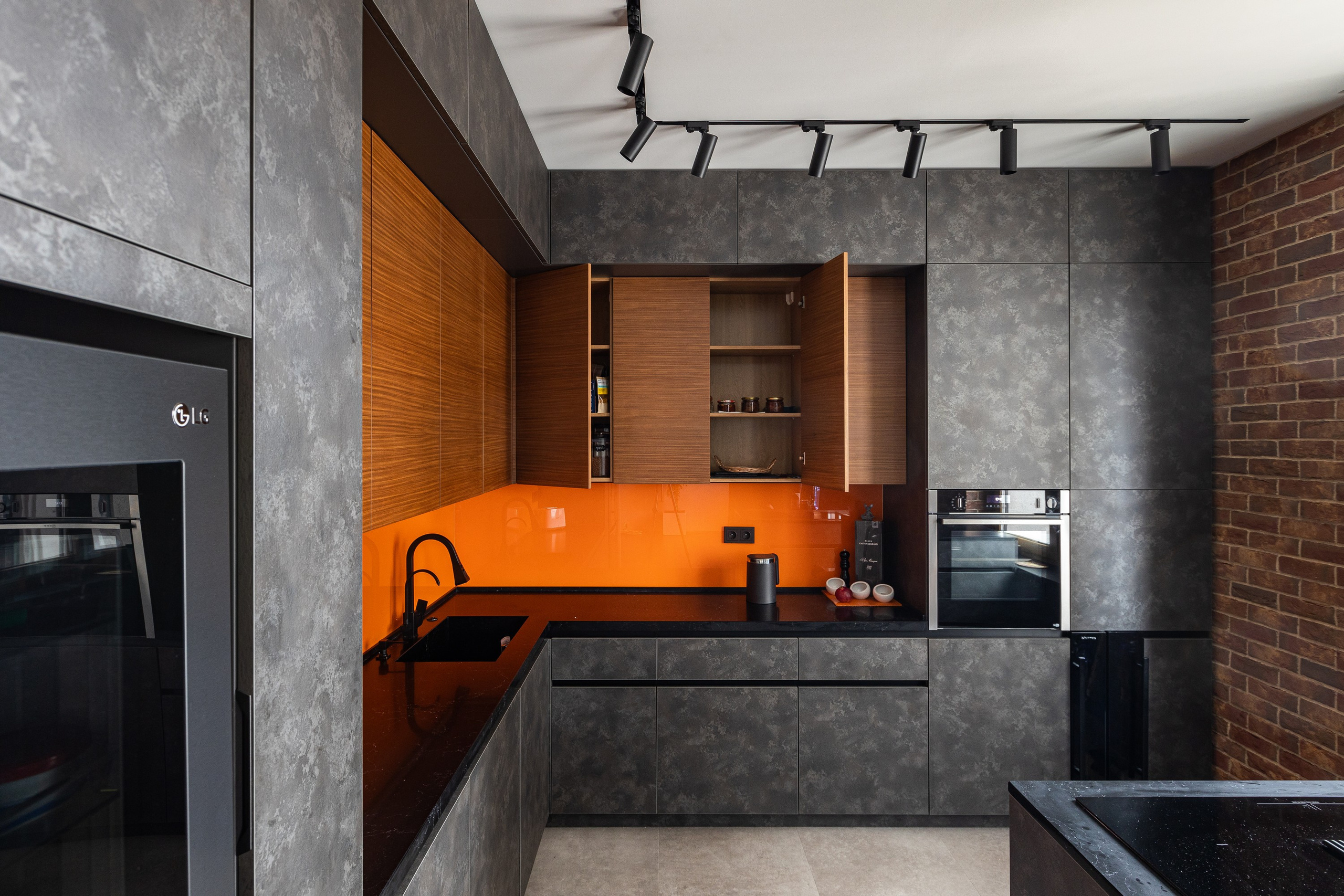 Кухня и двери от компании Reyki Store. Интерьерный фотограф в Москве Роман Потапов