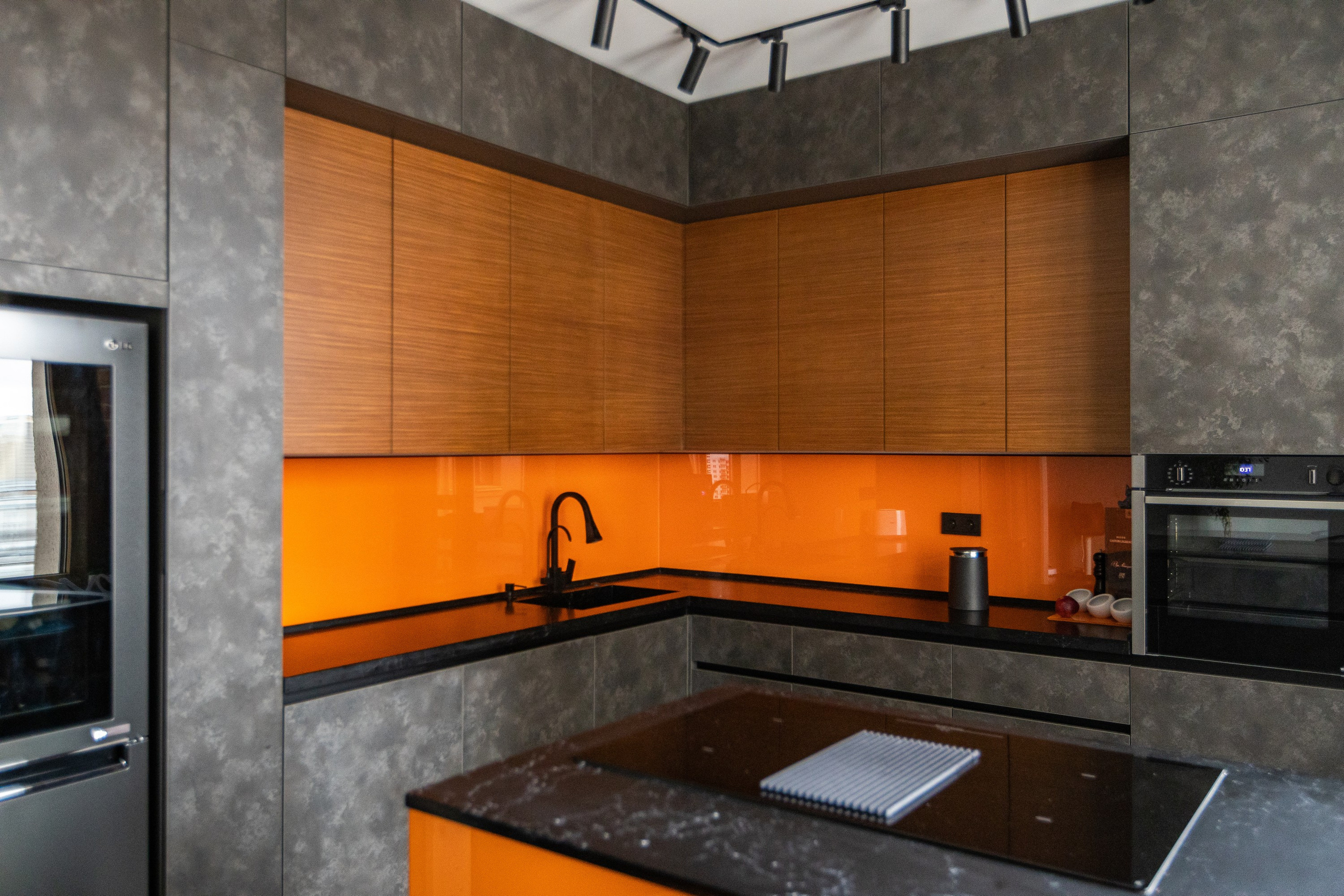 Кухня и двери от компании Reyki Store. Интерьерный фотограф в Москве Роман Потапов