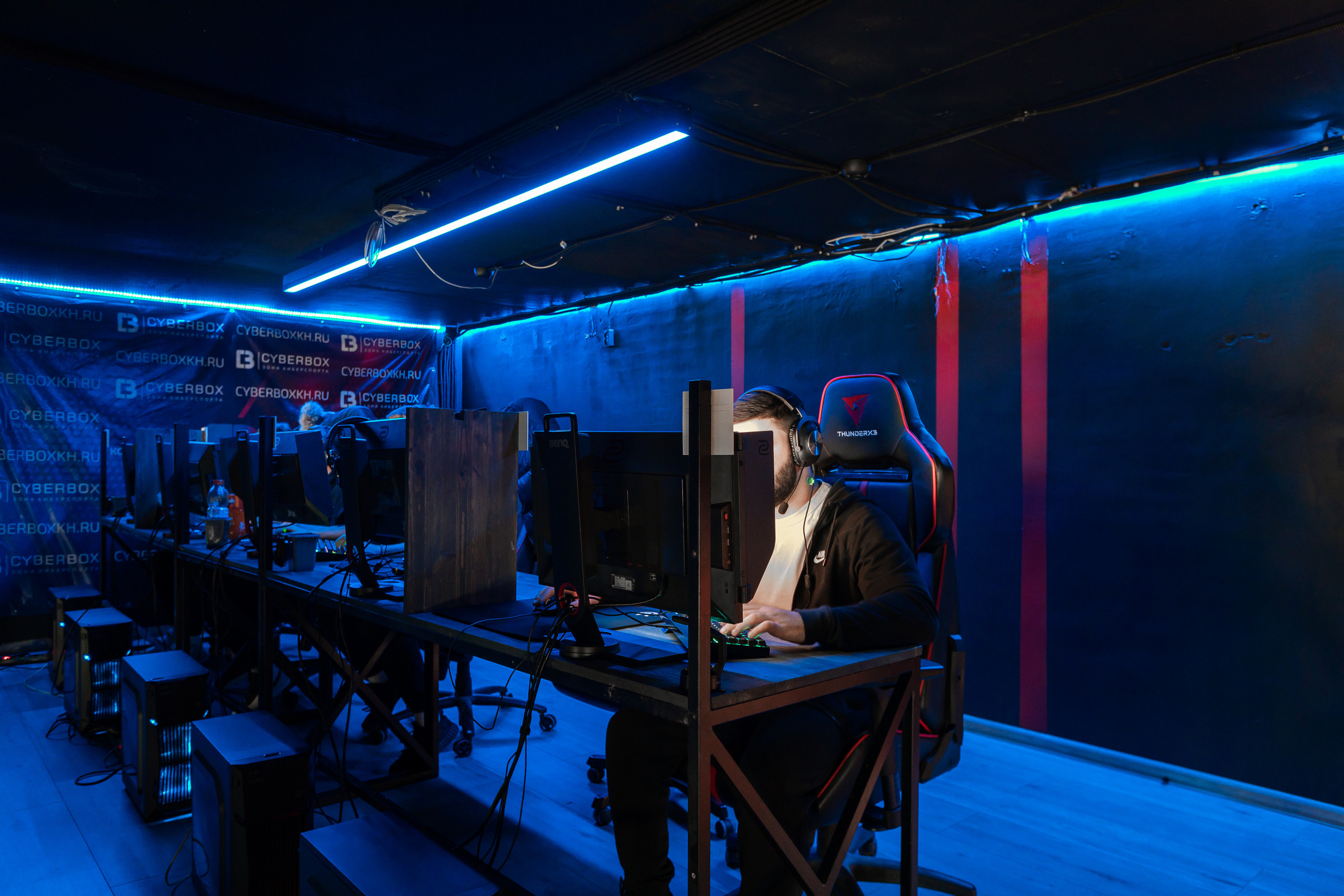 Интерьерная фотосъемка компьютерного клуба. Интерьерный фотограф в Москве Роман Потапов